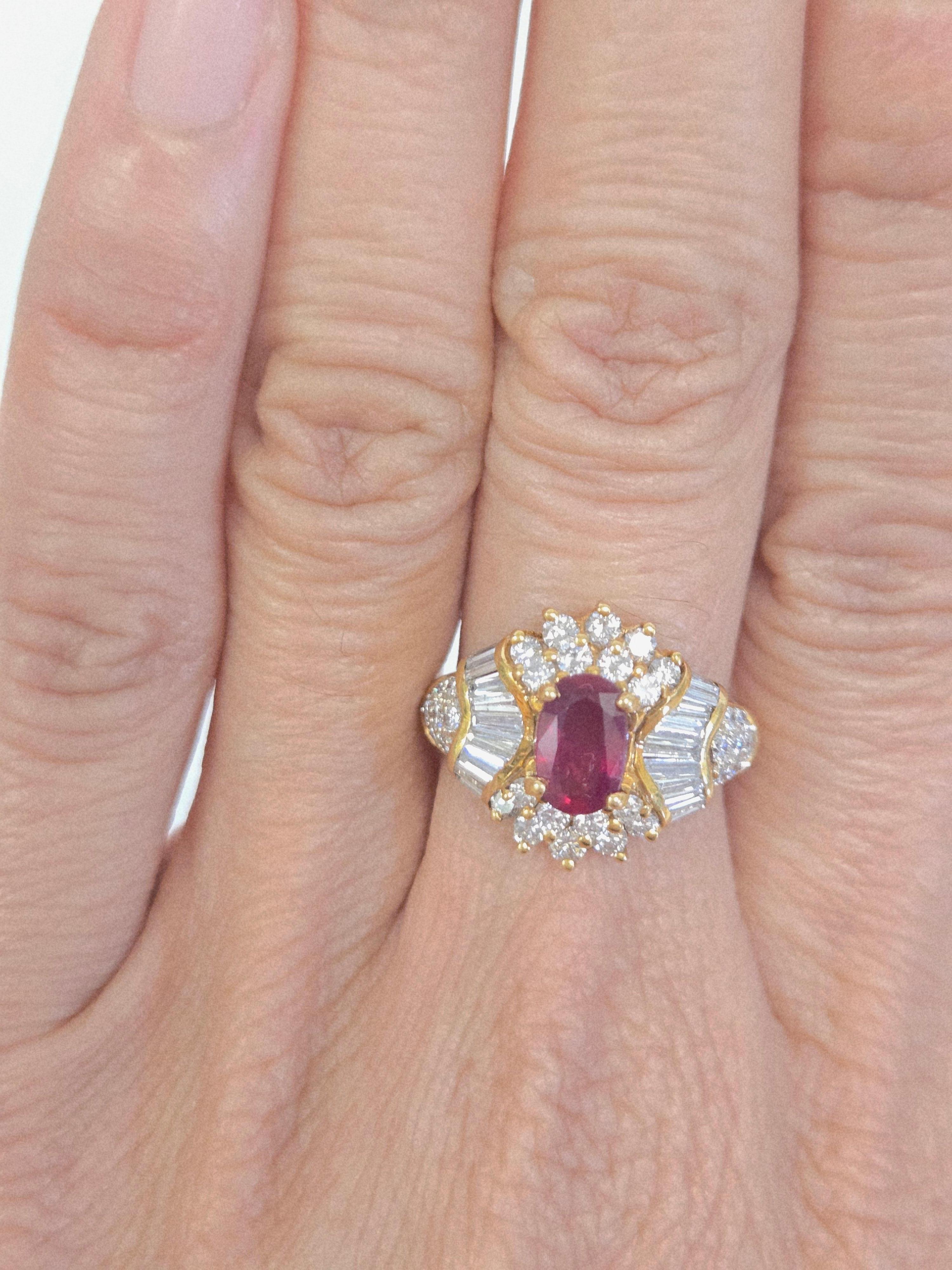 Anello certificato con rubino ovale e diamanti a grappolo da 1,21 carati in oro 18 carati in vendita 9