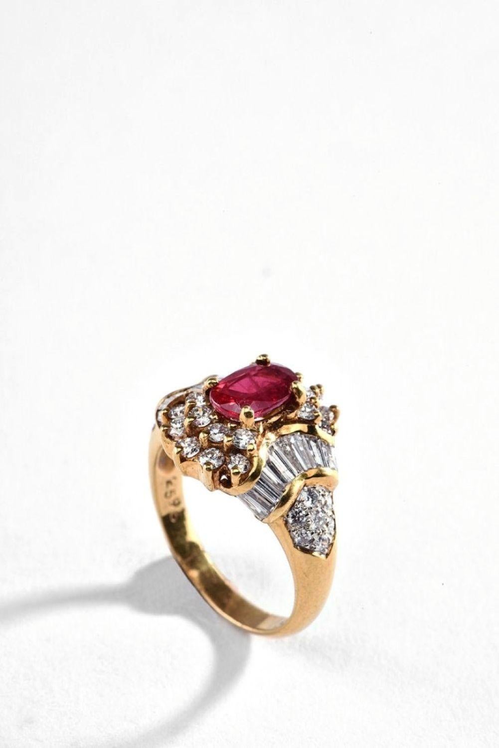 Artista Anello certificato con rubino ovale e diamanti a grappolo da 1,21 carati in oro 18 carati in vendita