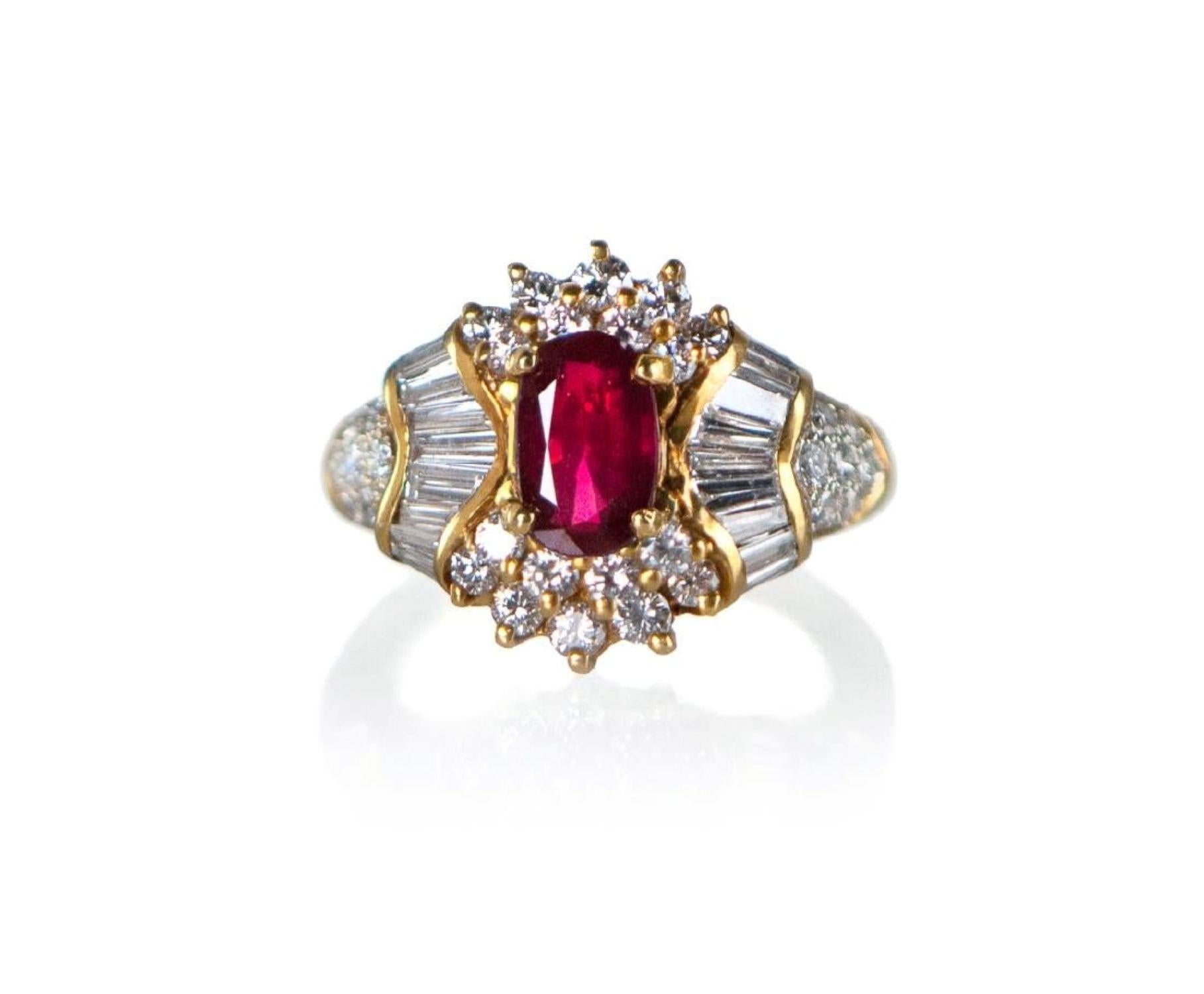 Anello certificato con rubino ovale e diamanti a grappolo da 1,21 carati in oro 18 carati In condizioni buone in vendita a Pasadena, CA