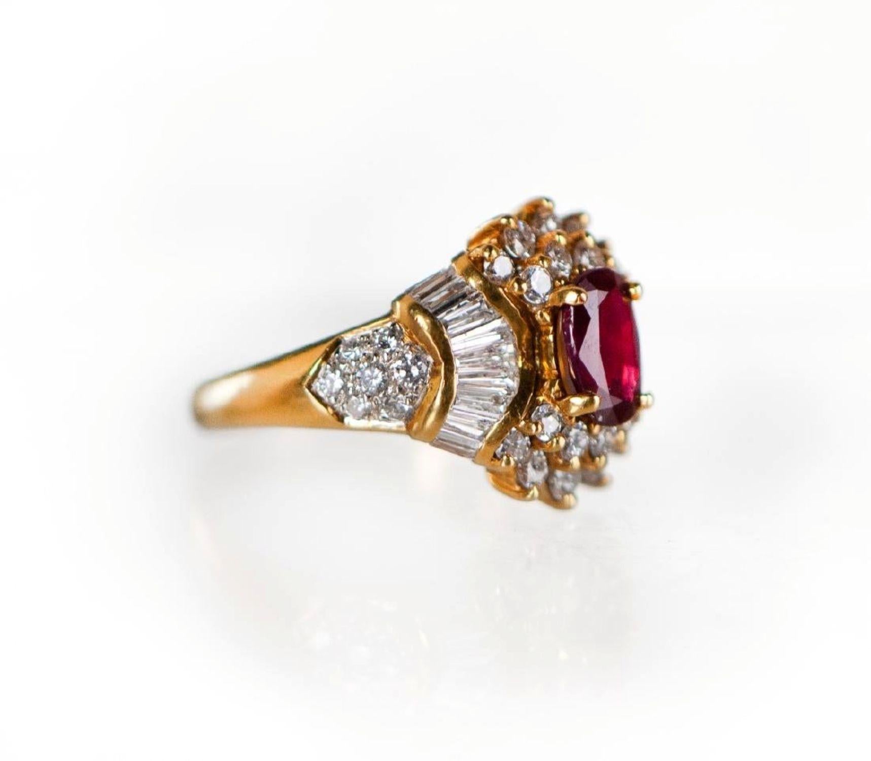 da uomo o donna Anello certificato con rubino ovale e diamanti a grappolo da 1,21 carati in oro 18 carati in vendita