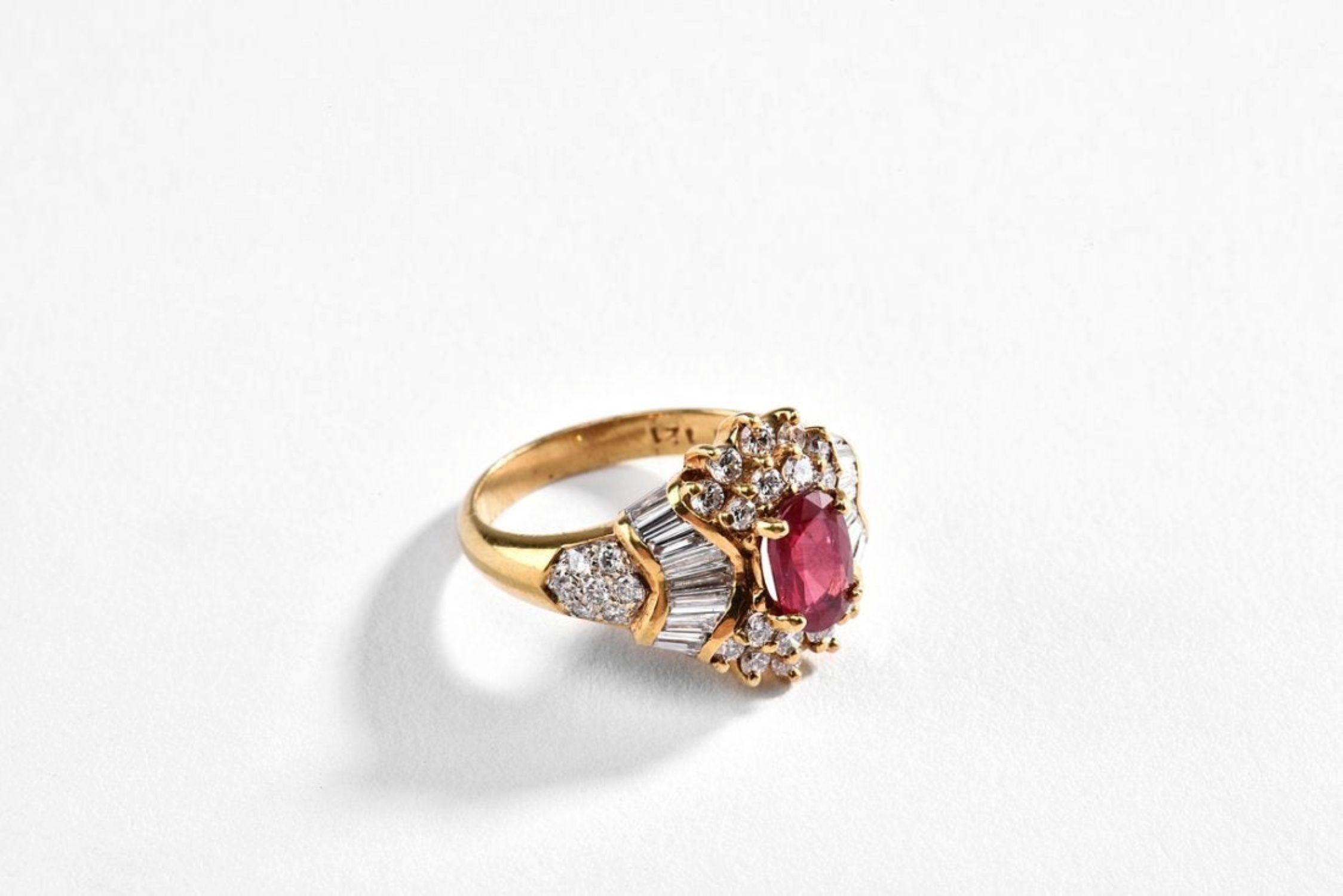 Anello certificato con rubino ovale e diamanti a grappolo da 1,21 carati in oro 18 carati in vendita 2