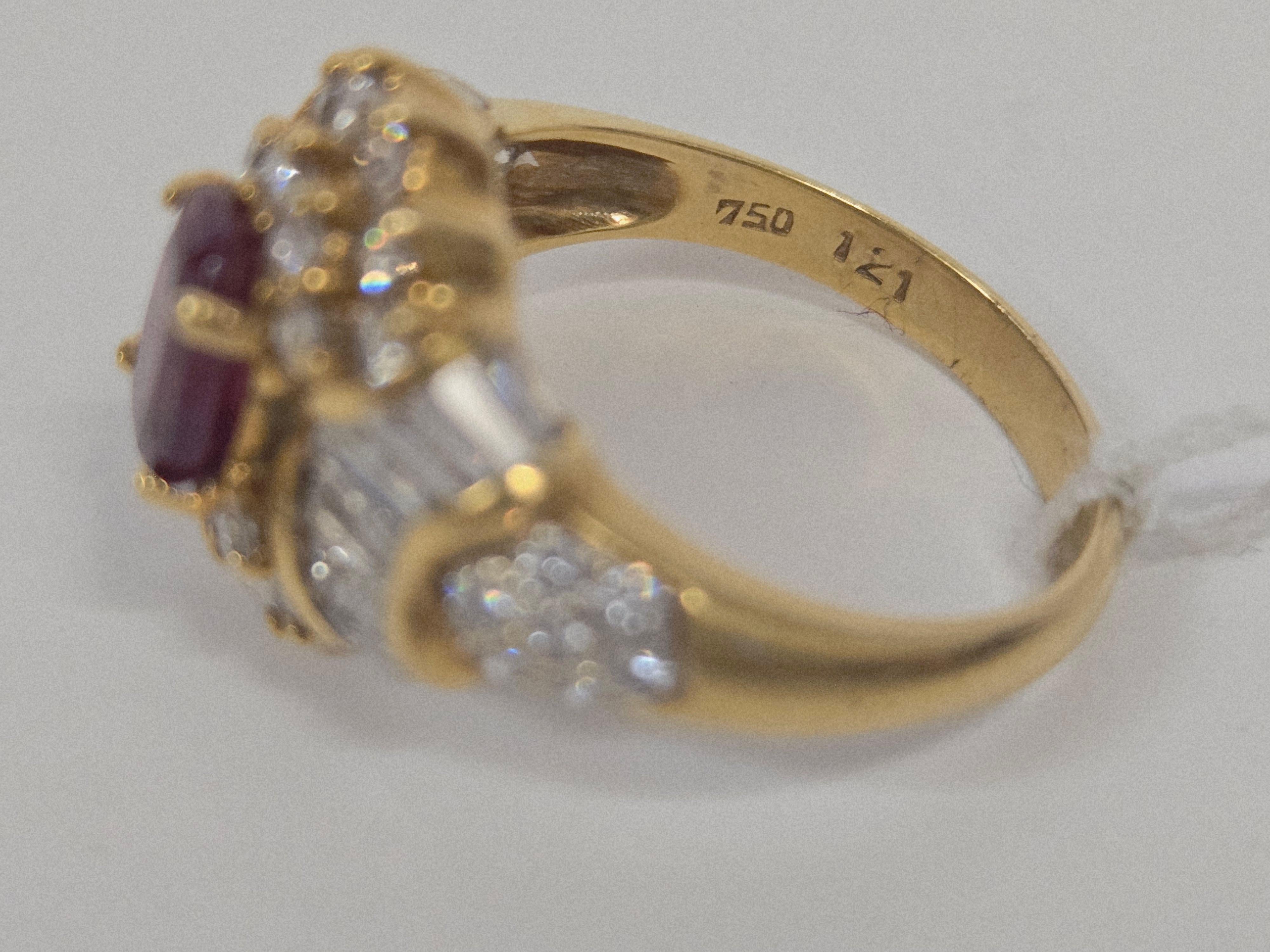 Anello certificato con rubino ovale e diamanti a grappolo da 1,21 carati in oro 18 carati in vendita 3