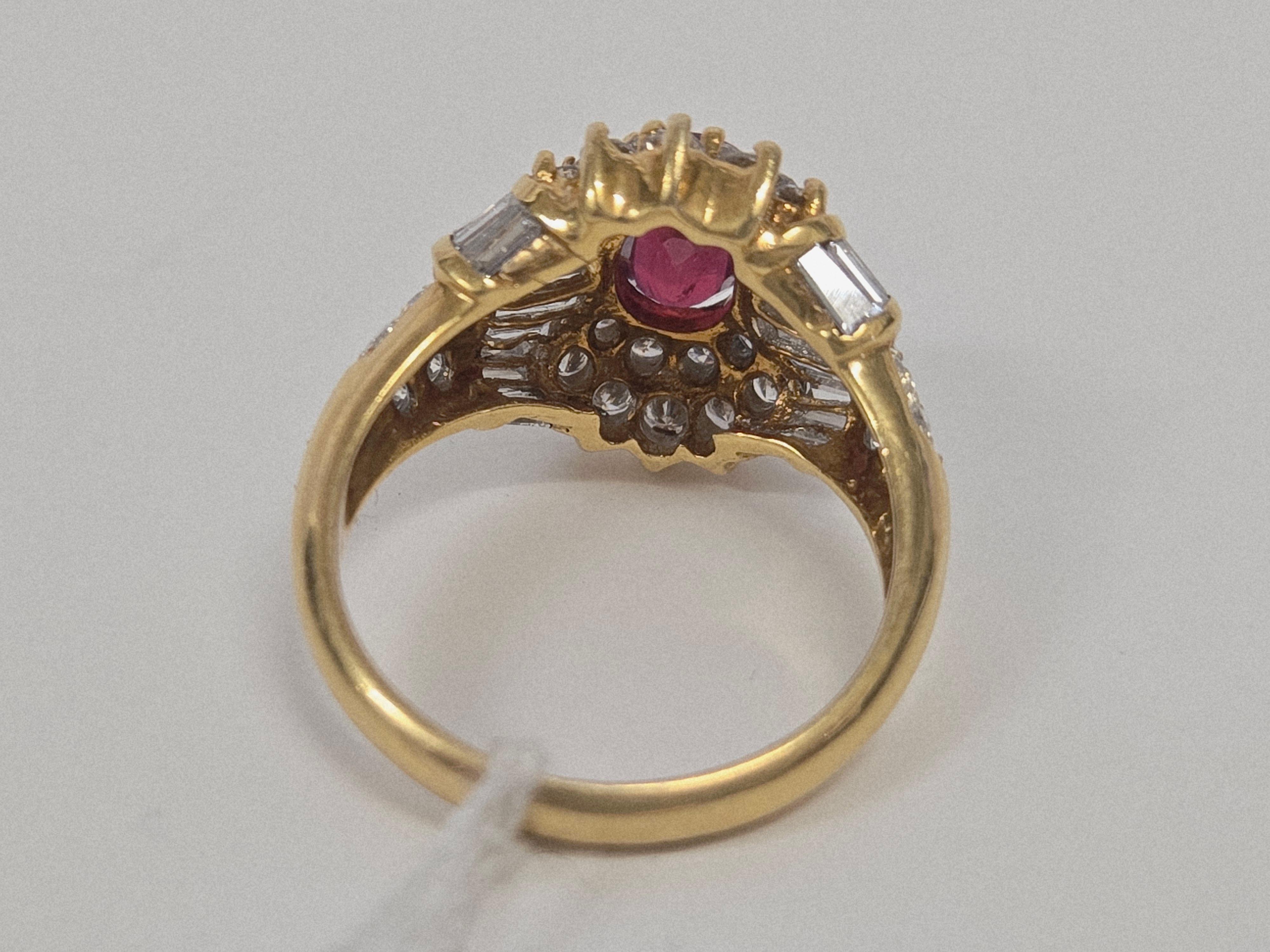 Anello certificato con rubino ovale e diamanti a grappolo da 1,21 carati in oro 18 carati in vendita 4