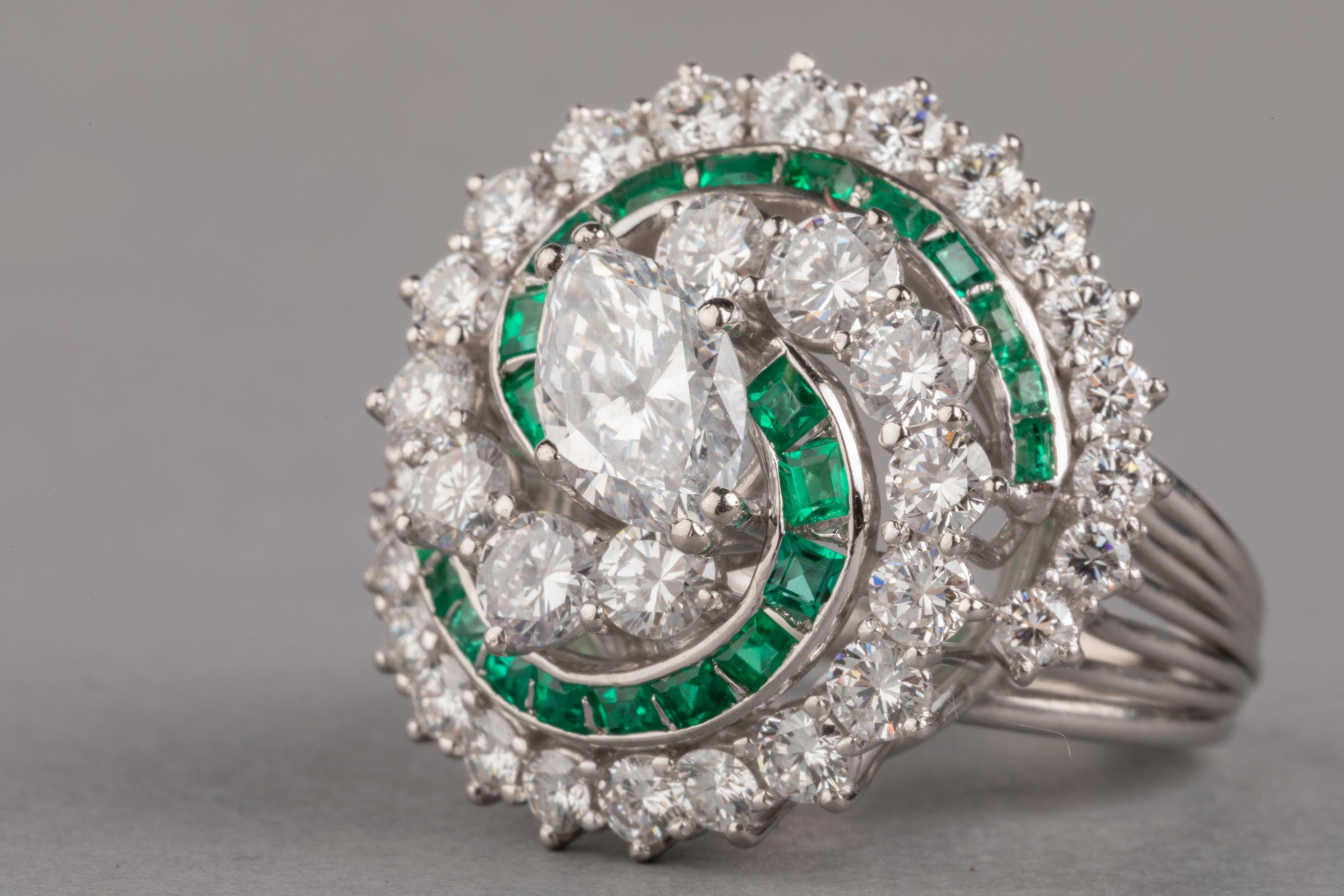 Certified 1.24 Carat Dvs2 Diamond and Emeralds French Cocktail Ring In Good Condition For Sale In Saint-Ouen, FR