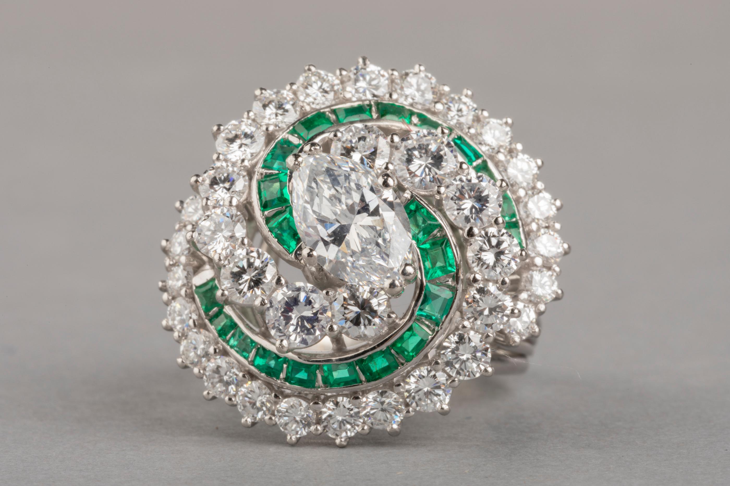 Certified 1.24 Carat Dvs2 Diamond and Emeralds French Cocktail Ring For Sale 1