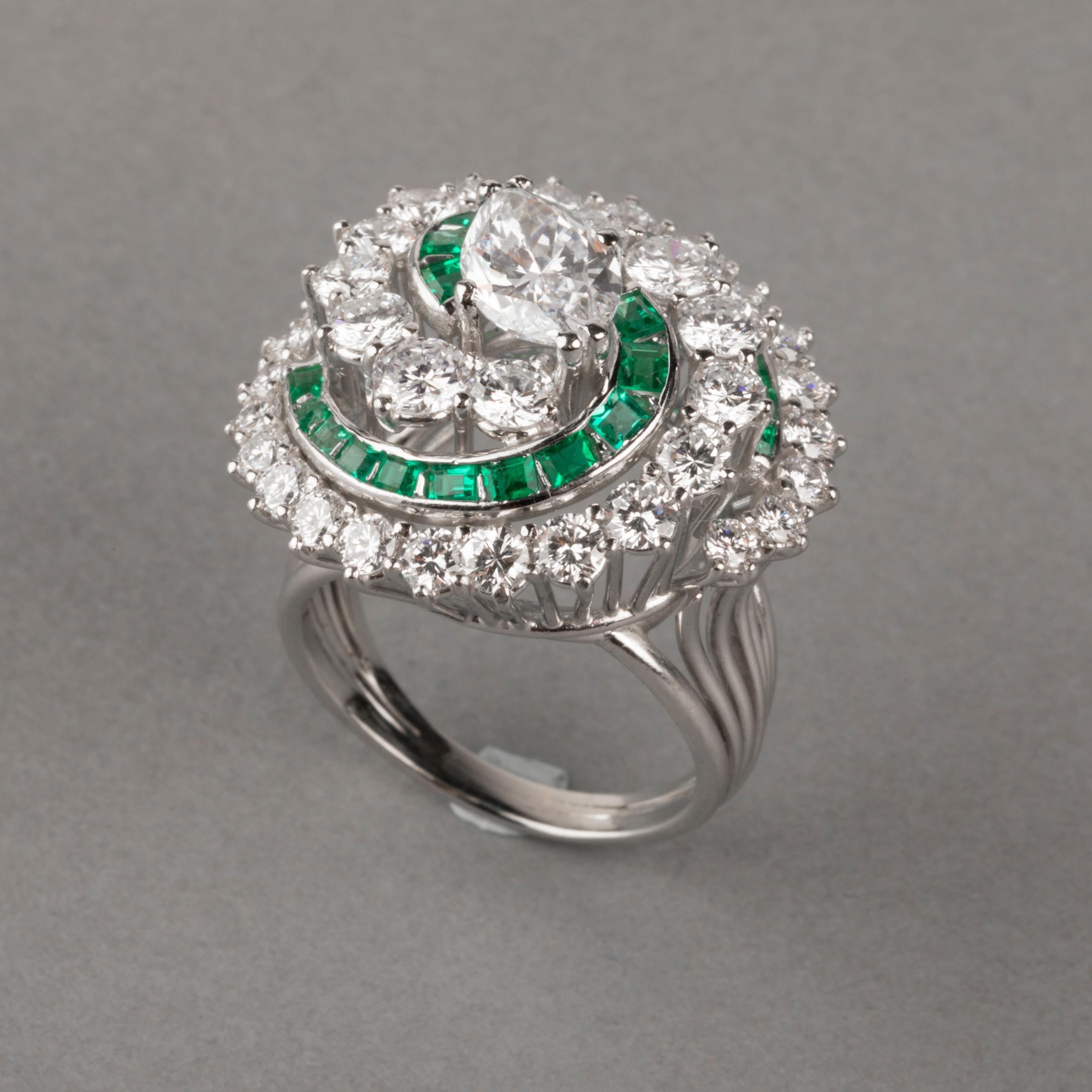 Certified 1.24 Carat Dvs2 Diamond and Emeralds French Cocktail Ring For Sale 2