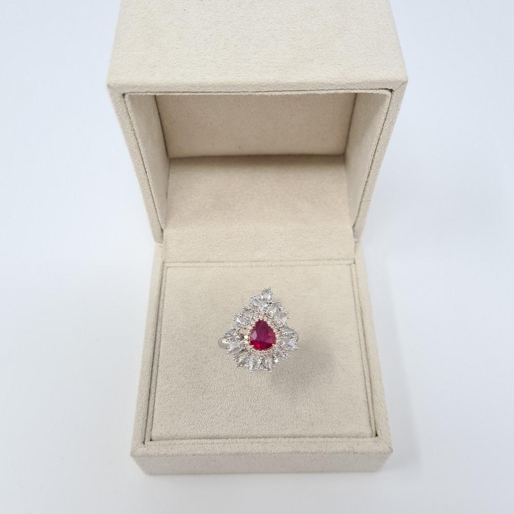 Women's Certified 1.25 Ct Ruby 1.41 Ct White Diamonds 18kt Gold Engagement Ring For Sale