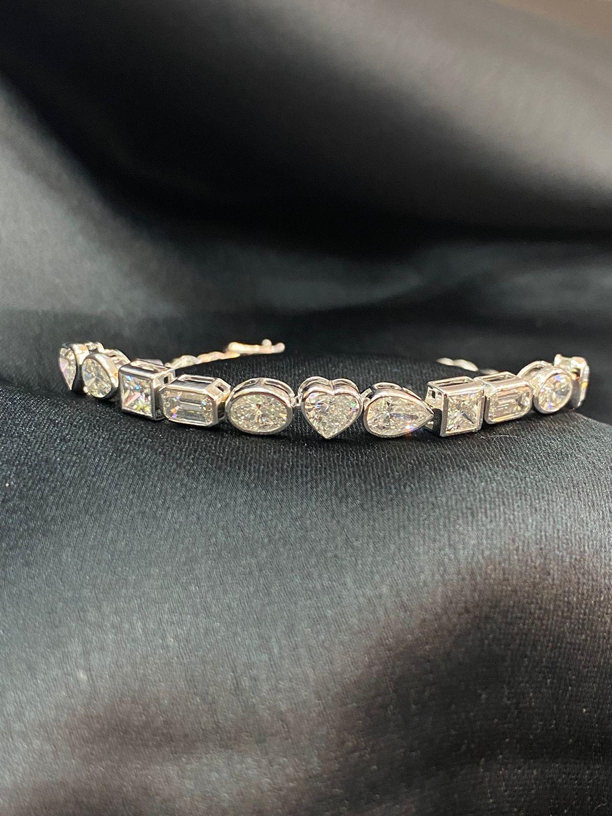 An exclusive bracelet in contemporary design, so fashion and particular, a expression of beauty and luxury, perfect for sophisticated ladies.
Bracelet come in 14k gold with Natural Diamonds in special cut , heart , emerald, princess, oval, each