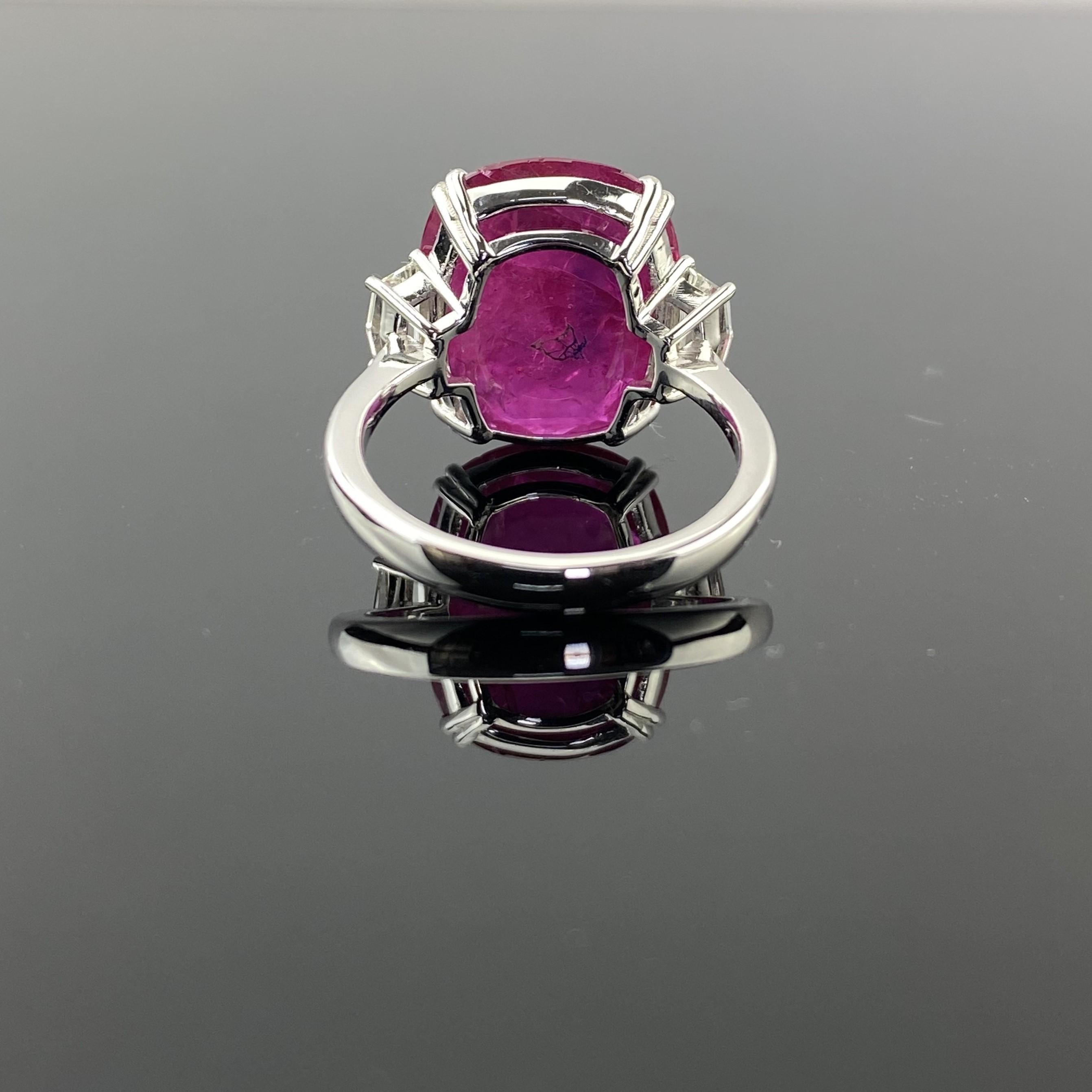 Bague de fiançailles à trois pierres en rubis de Birmanie ovale certifié 12,51 carats Pour femmes en vente