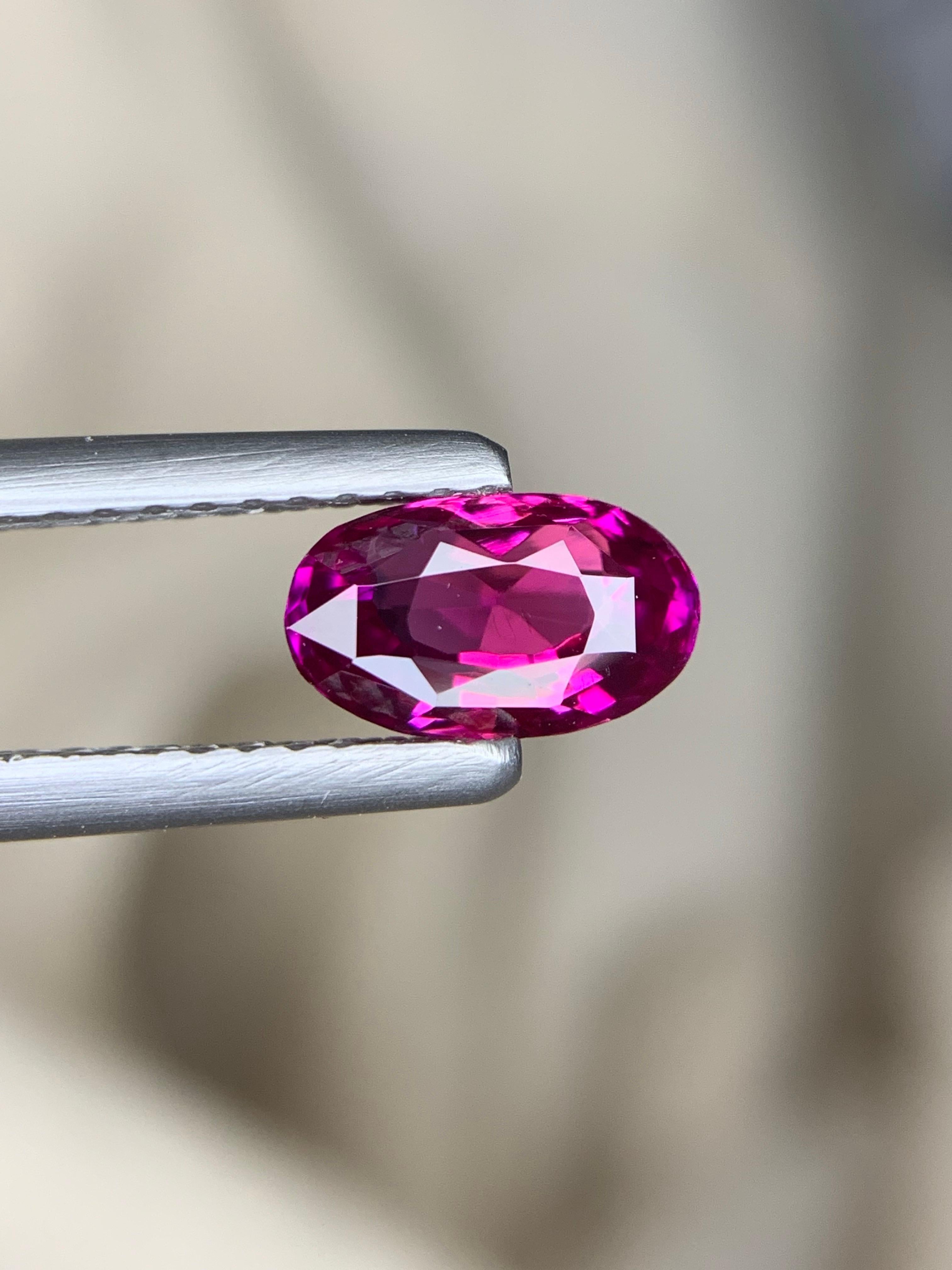 Rubis à facettes

Poids : 1,26 carat
Dimension : 7,68 x 4,55 x 3,60 mm
Couleur : Rouge pourpre
Origine : Mozambique
Traitement : Renforcement de la chaleur 
Certificat : Certificat GCL disponible

Les rubis du Mozambique comptent parmi les pierres