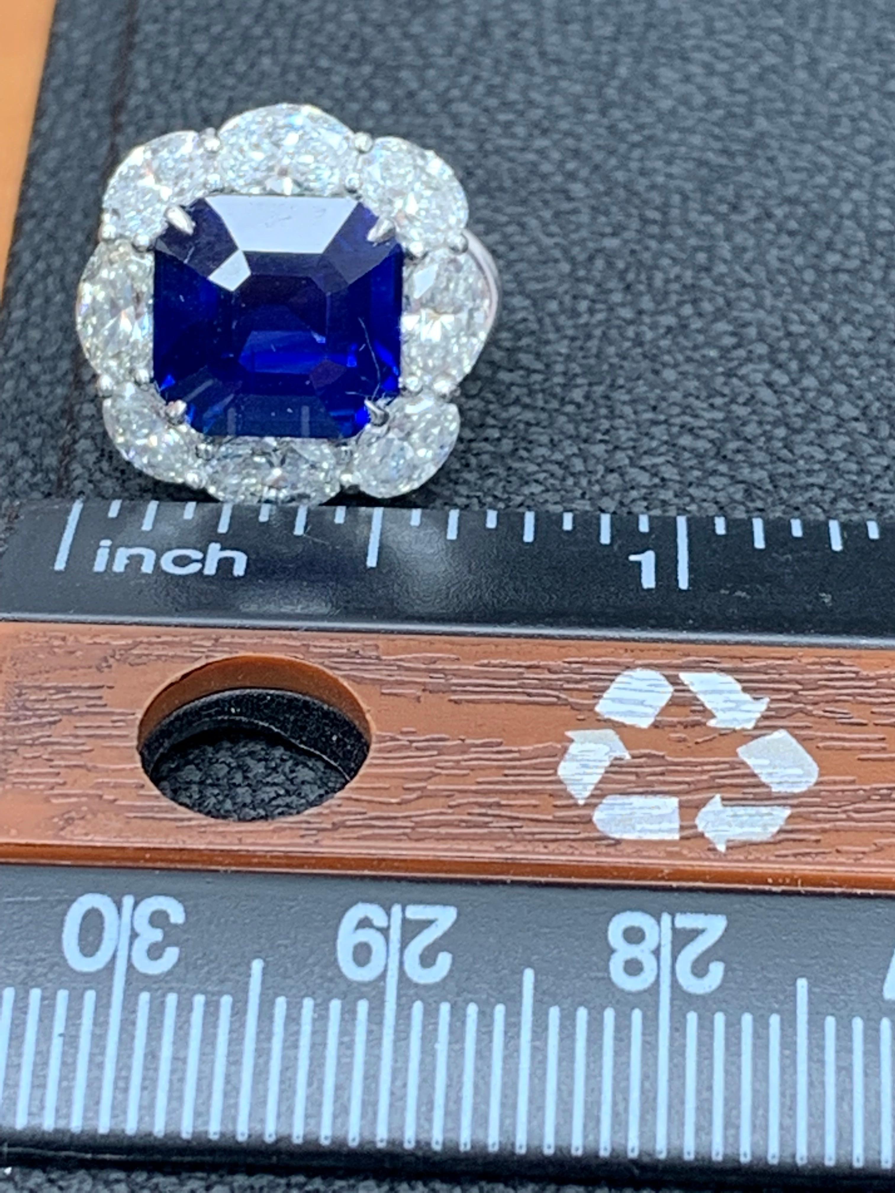 Paire de boucles d'oreilles certifiée et intemporelle mettant en valeur deux saphirs bleus taille émeraude pesant 12.67 carats au total, accentuée par une rangée de 16 diamants brillants de forme ovale pesant 5.57 carats au total. Fabriqué en or