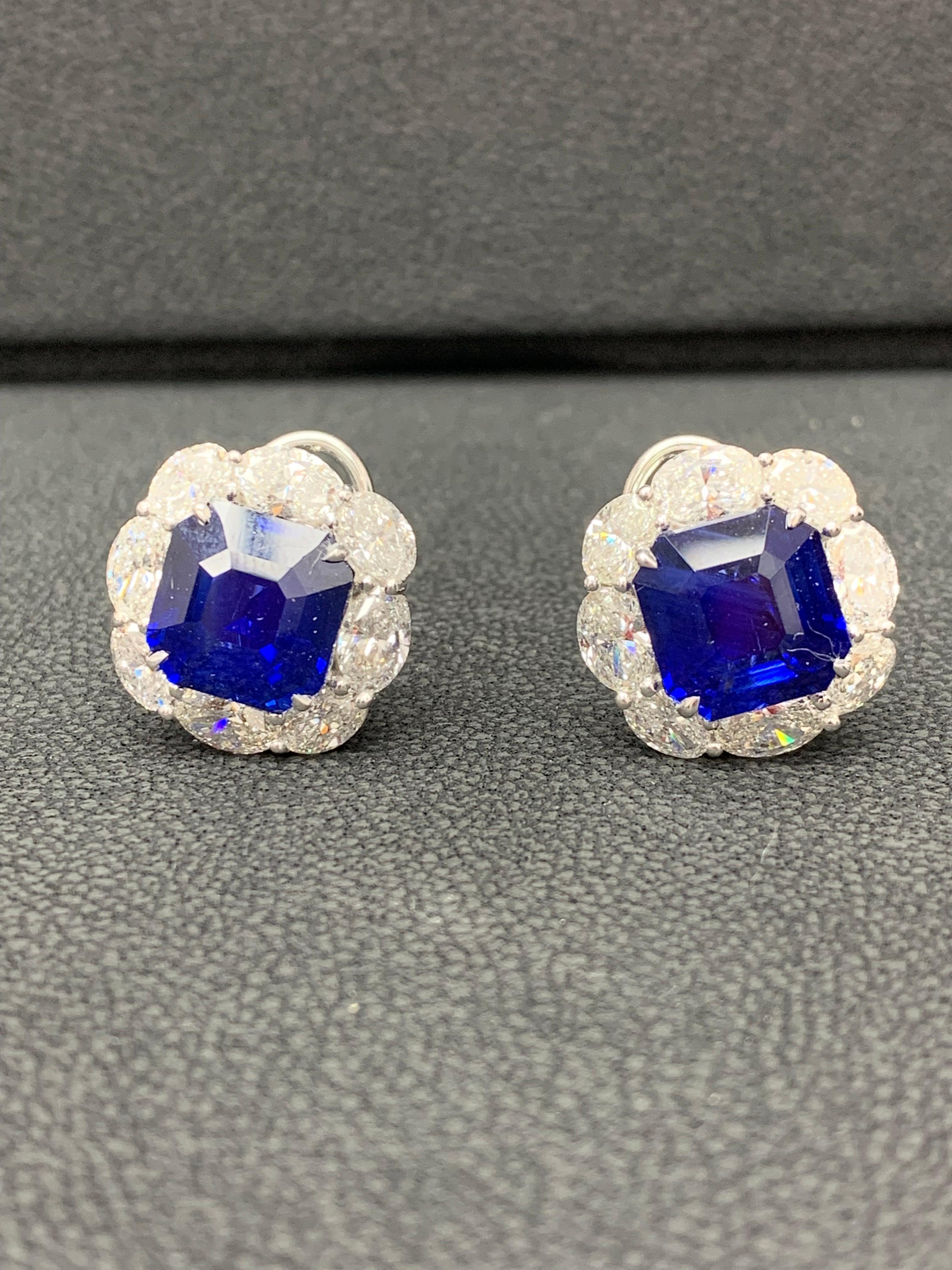 Moderne Boucles d'oreilles en or 18 carats avec halo de diamants et saphirs bleus taille émeraude certifiés 12,67 carats en vente