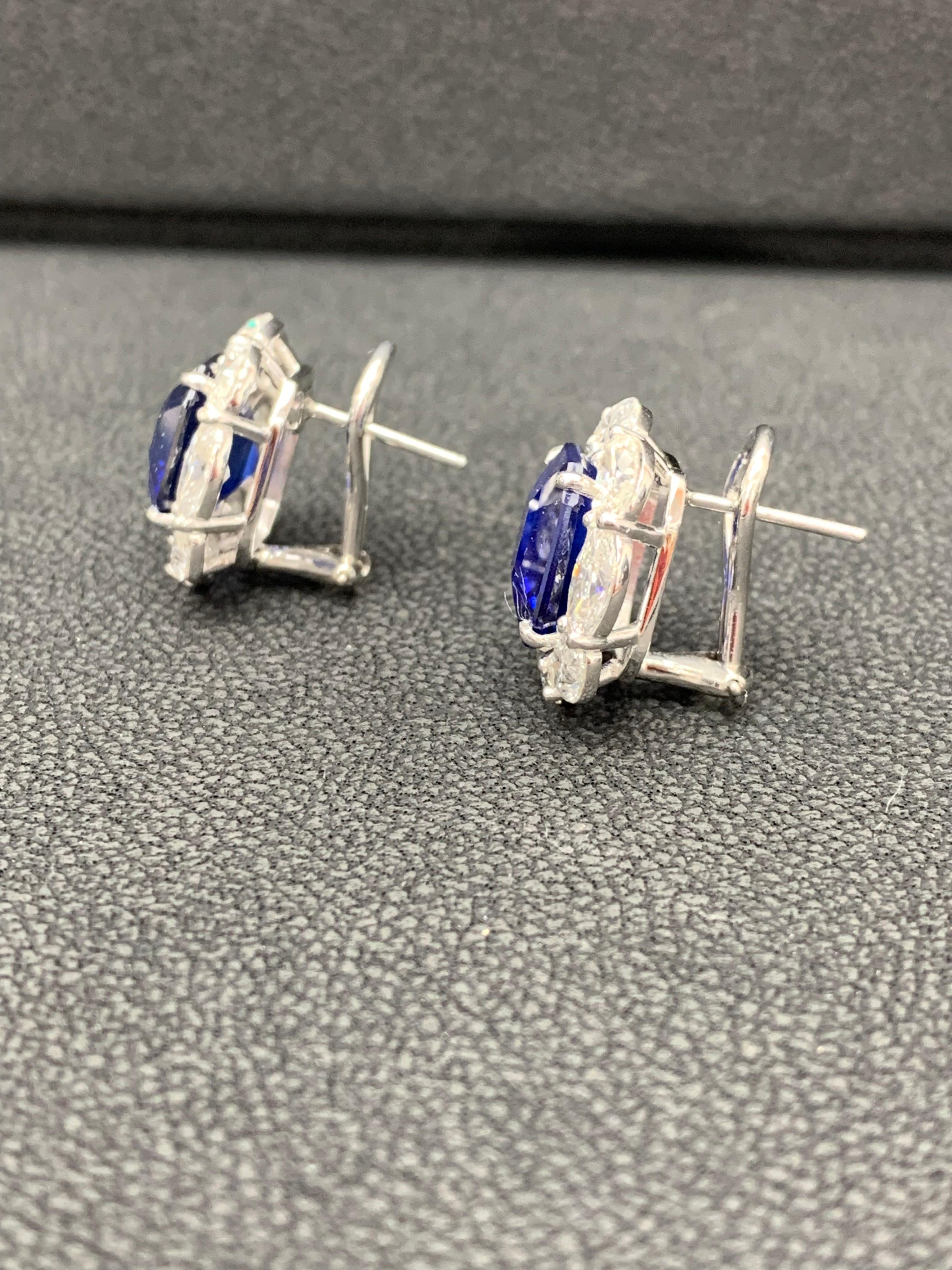 Taille émeraude Boucles d'oreilles en or 18 carats avec halo de diamants et saphirs bleus taille émeraude certifiés 12,67 carats en vente