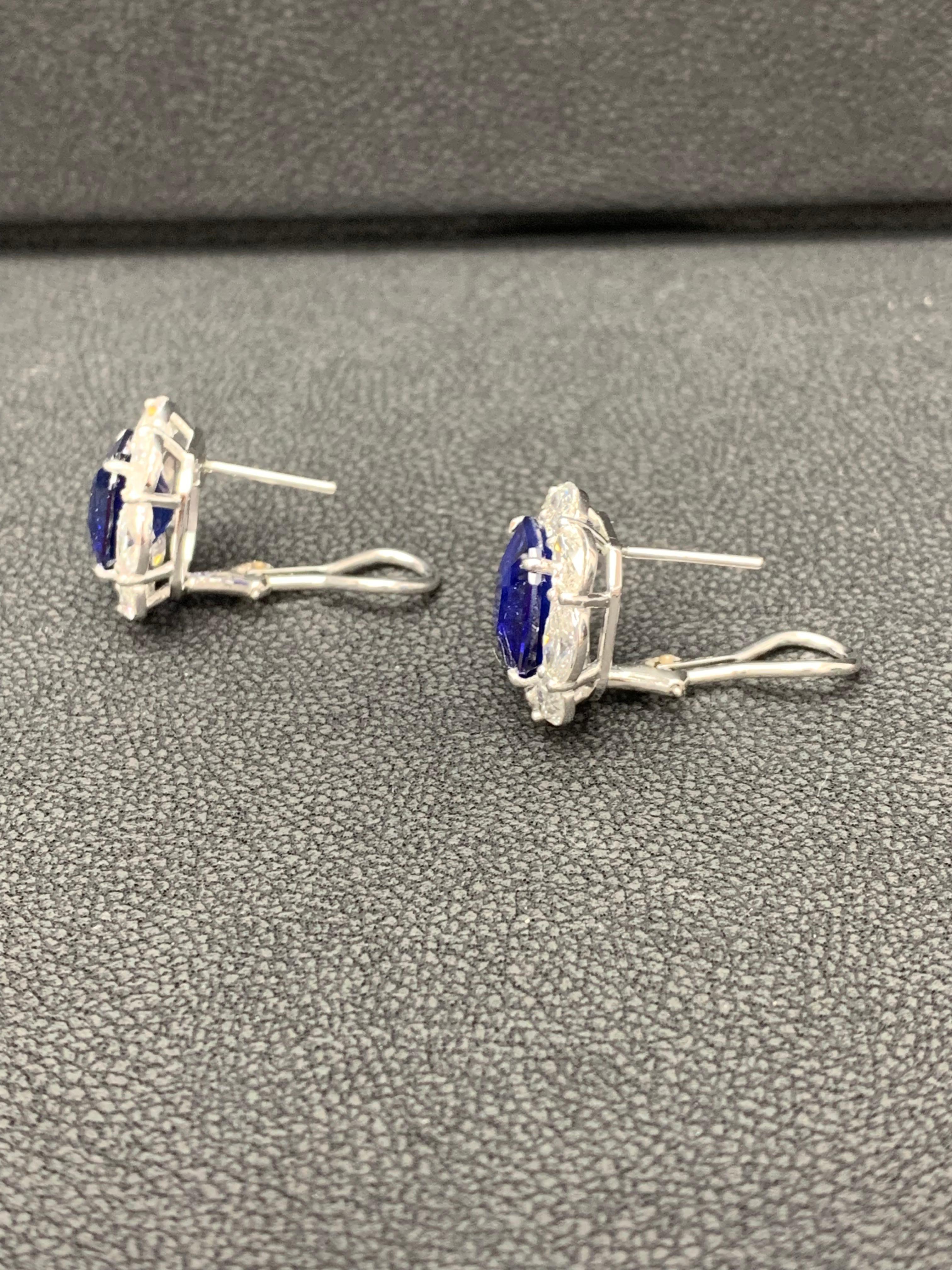 Boucles d'oreilles en or 18 carats avec halo de diamants et saphirs bleus taille émeraude certifiés 12,67 carats Neuf - En vente à NEW YORK, NY
