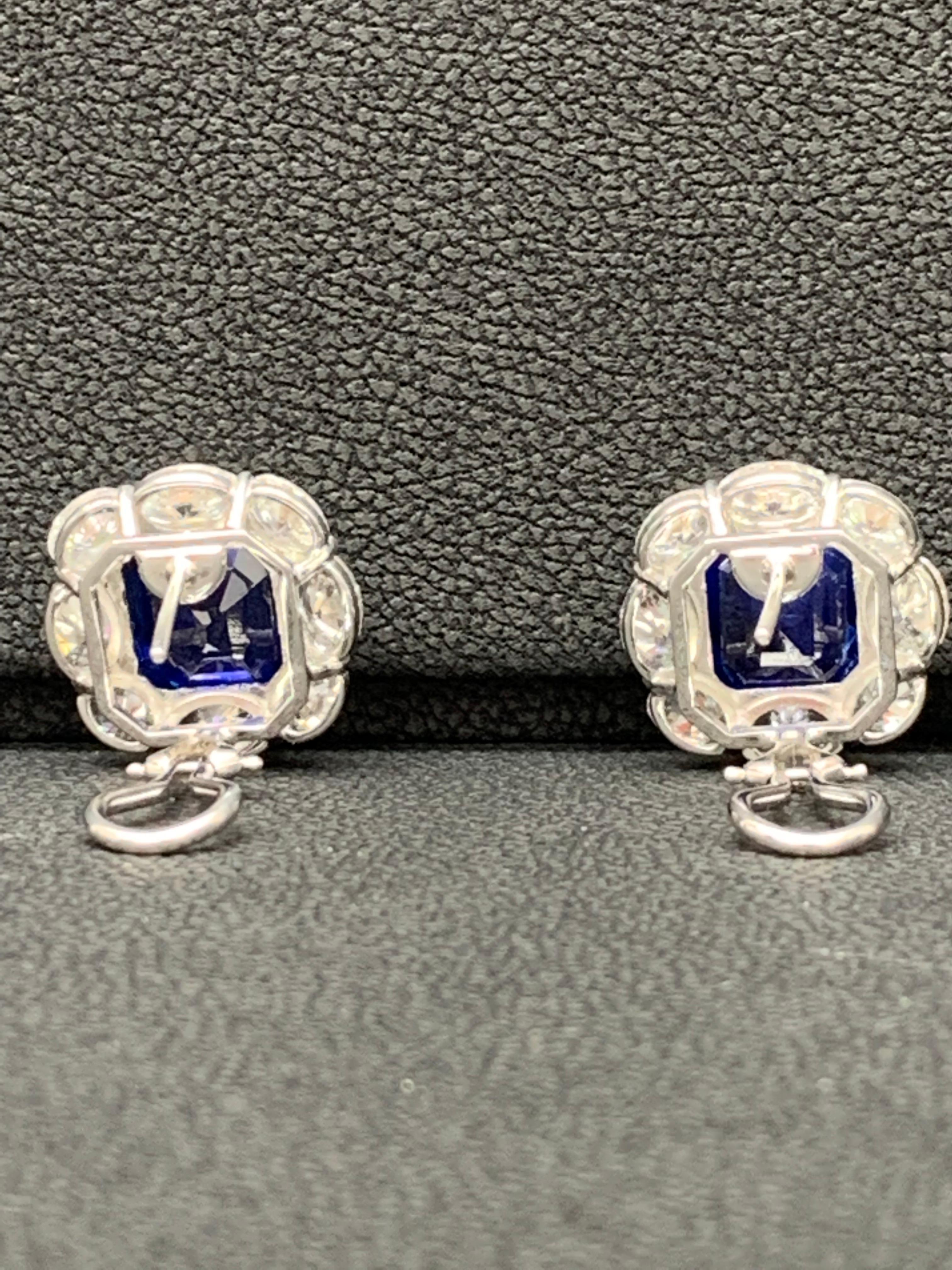 Boucles d'oreilles en or 18 carats avec halo de diamants et saphirs bleus taille émeraude certifiés 12,67 carats Pour femmes en vente
