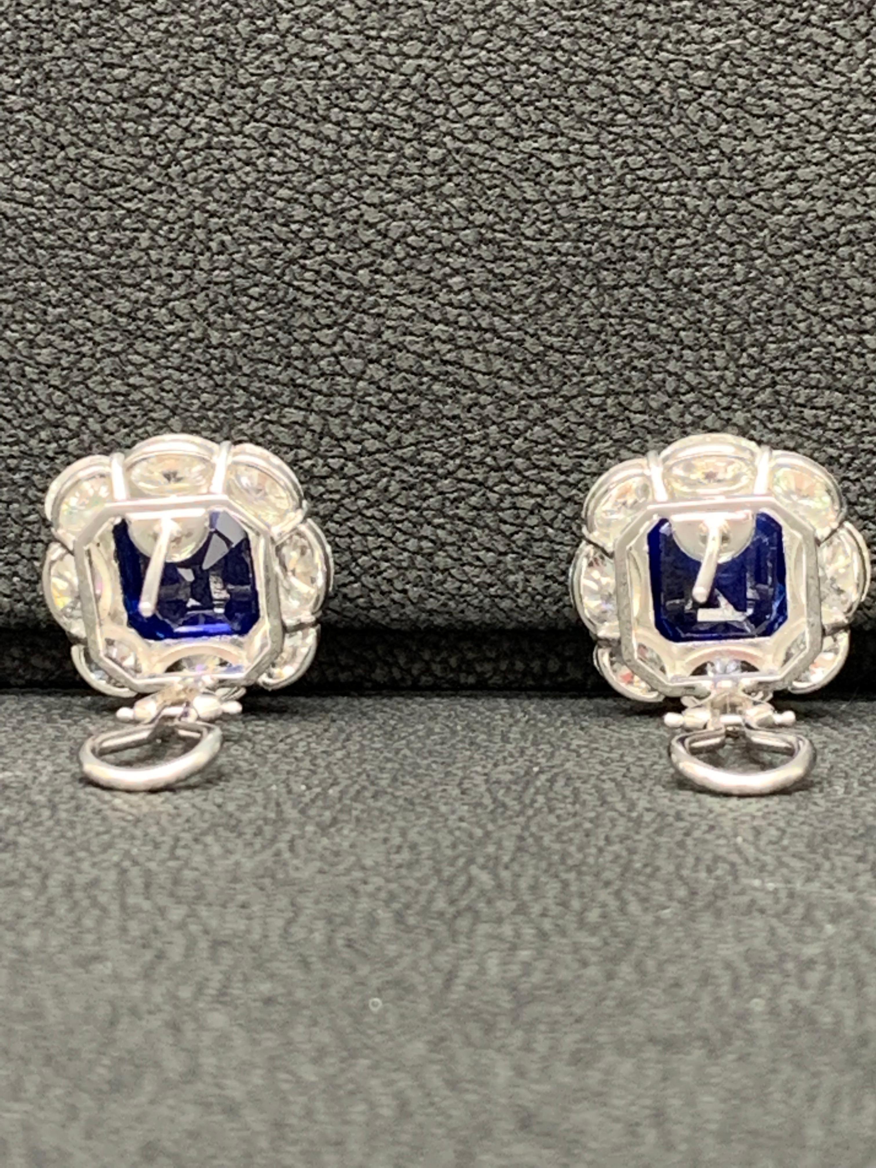 Boucles d'oreilles en or 18 carats avec halo de diamants et saphirs bleus taille émeraude certifiés 12,67 carats en vente 1