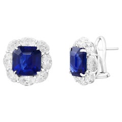 Ohrringe mit zertifiziertem 12,67 Karat blauem Saphir im Smaragdschliff und Diamant-Halo in 18K