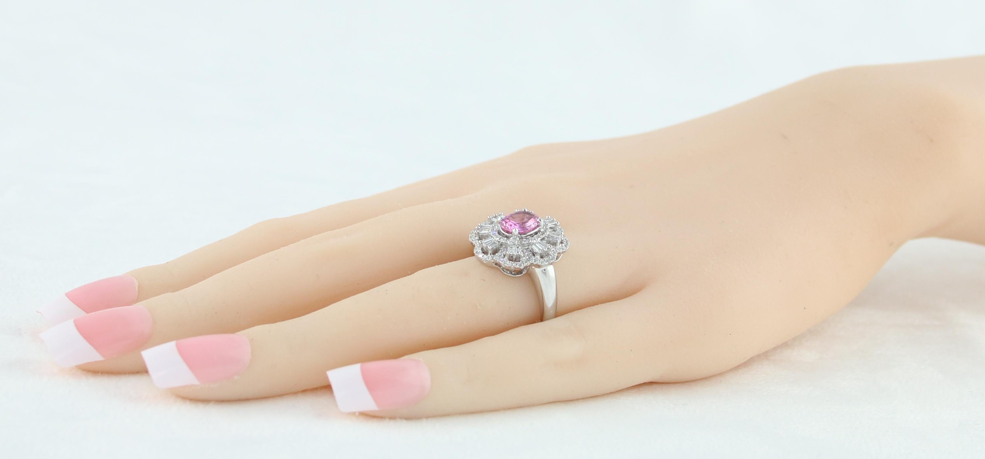 Goldring mit zertifiziertem 1,27 Karat ovalem rosa Saphir und Diamant Damen im Angebot