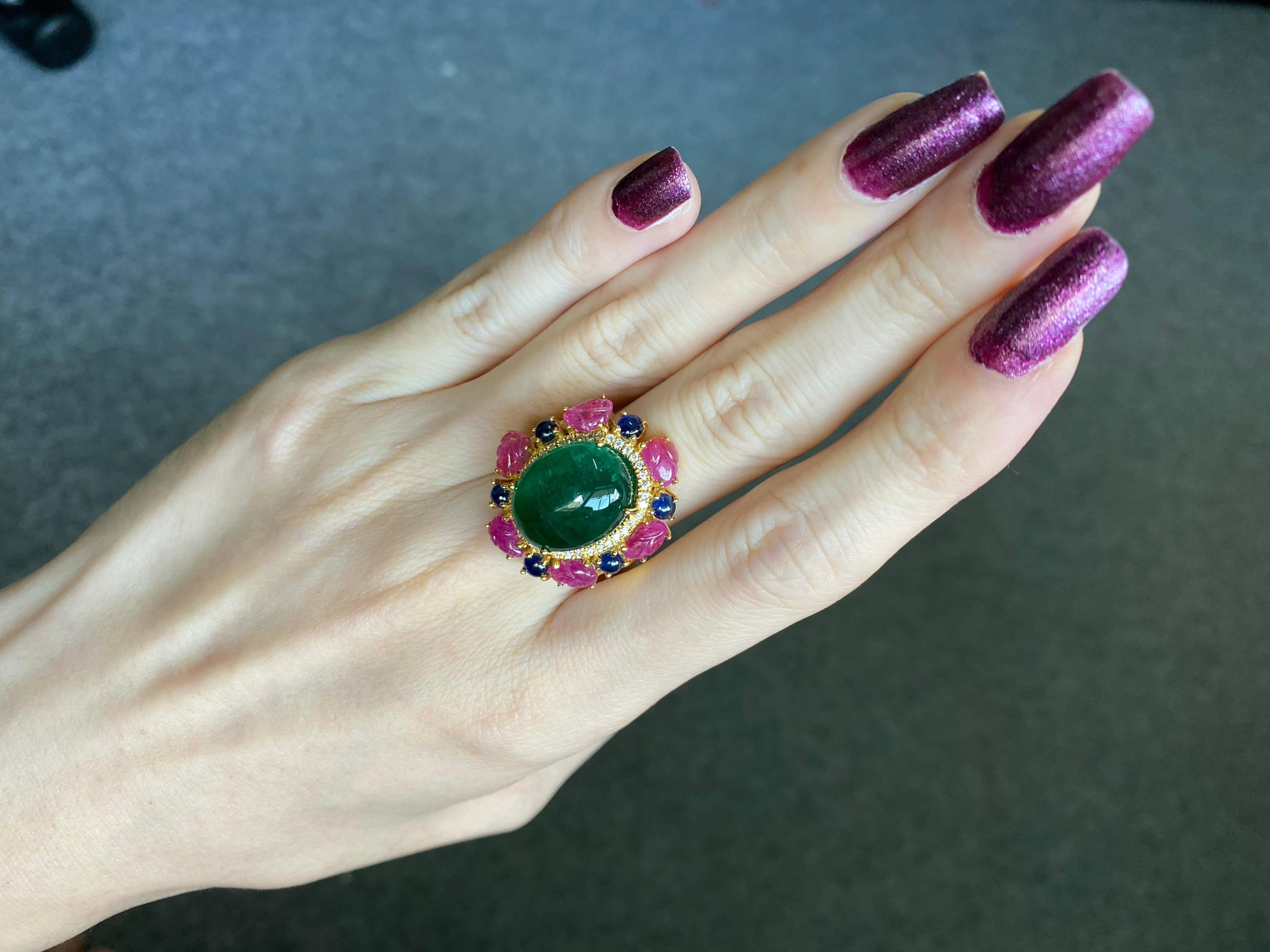 Bague cocktail certifiée 12,80 carats, cabochon d'émeraude, rubis et saphir bleu Neuf - En vente à Bangkok, Thailand