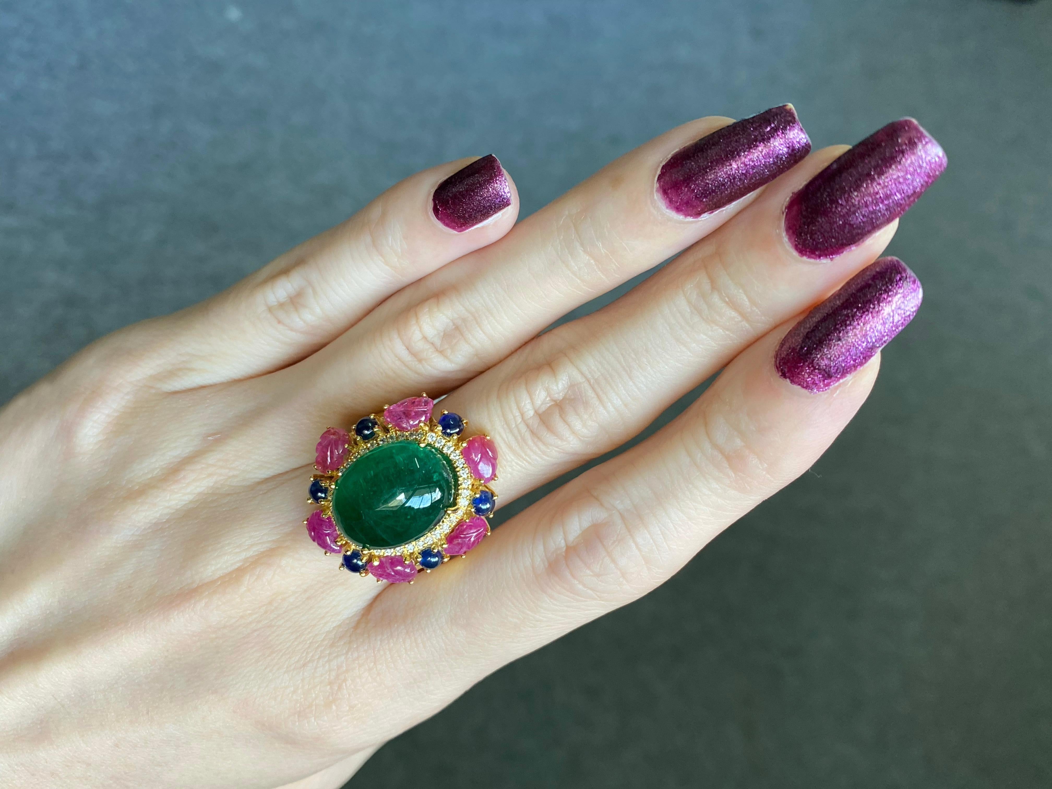 Bague cocktail certifiée 12,80 carats, cabochon d'émeraude, rubis et saphir bleu en vente 1