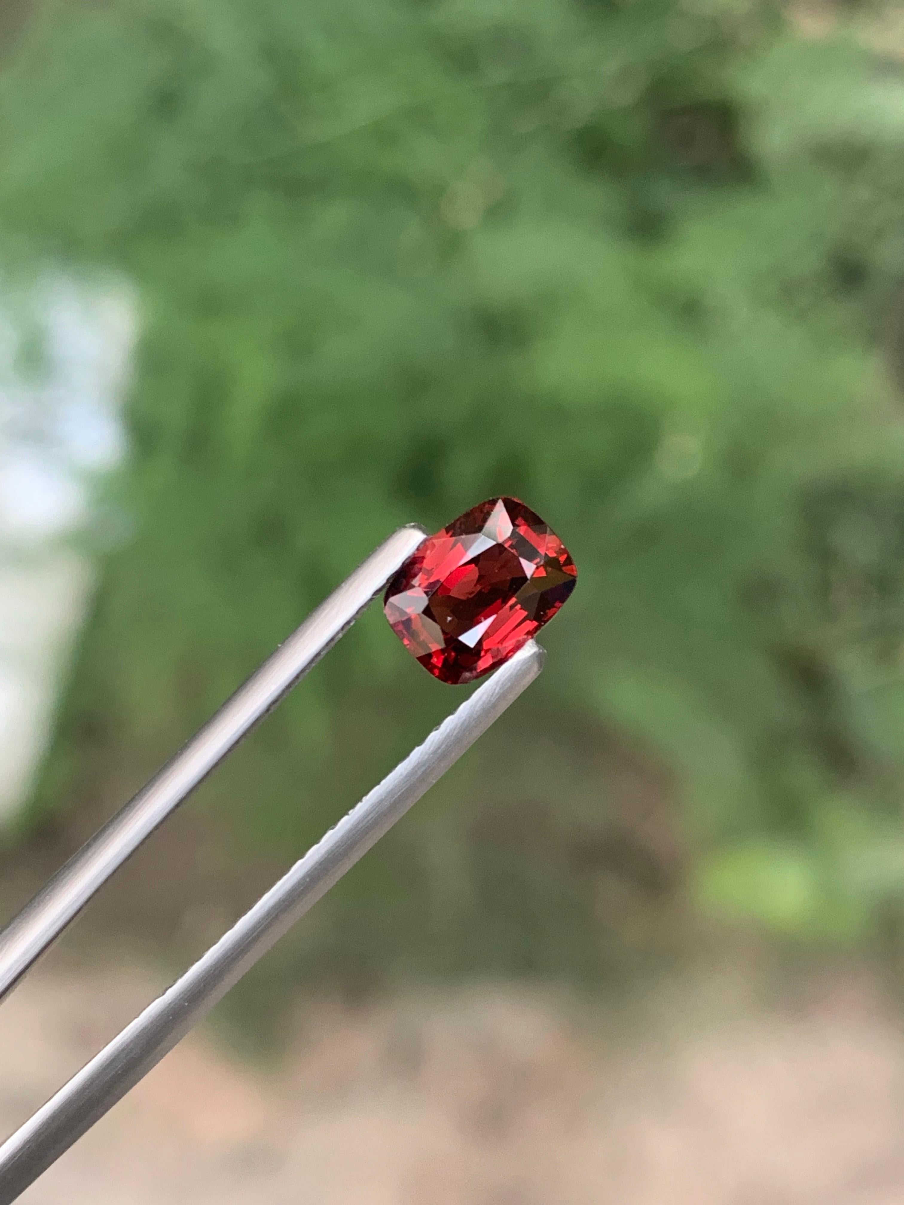 Arts and Crafts Gemma certificata da 1,29 carati di spinello rosso naturale sfuso con taglio a cuscino in vendita