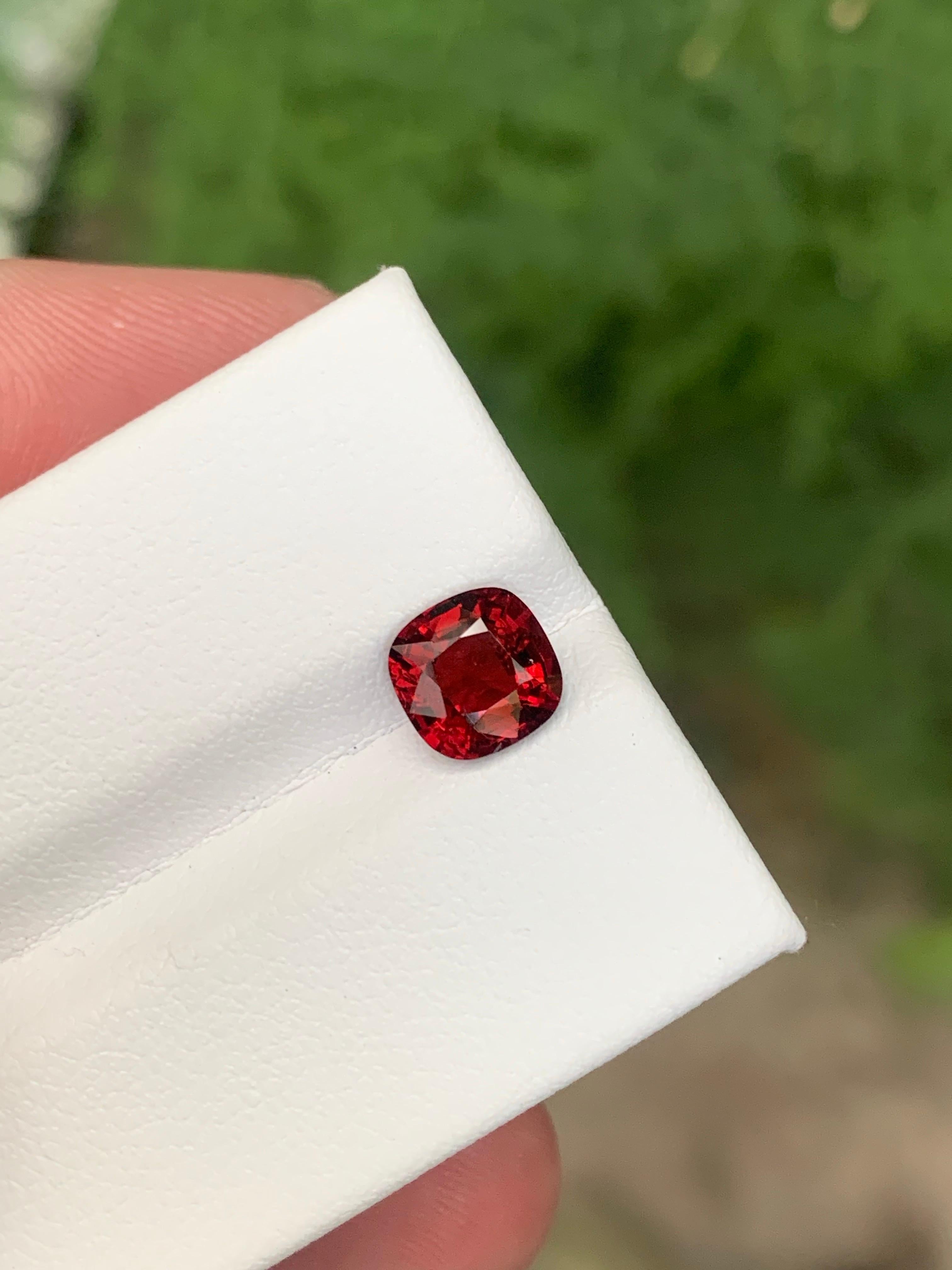 Gemma certificata da 1,29 carati di spinello rosso naturale sfuso con taglio a cuscino In condizioni Nuovo in vendita a Peshawar, PK