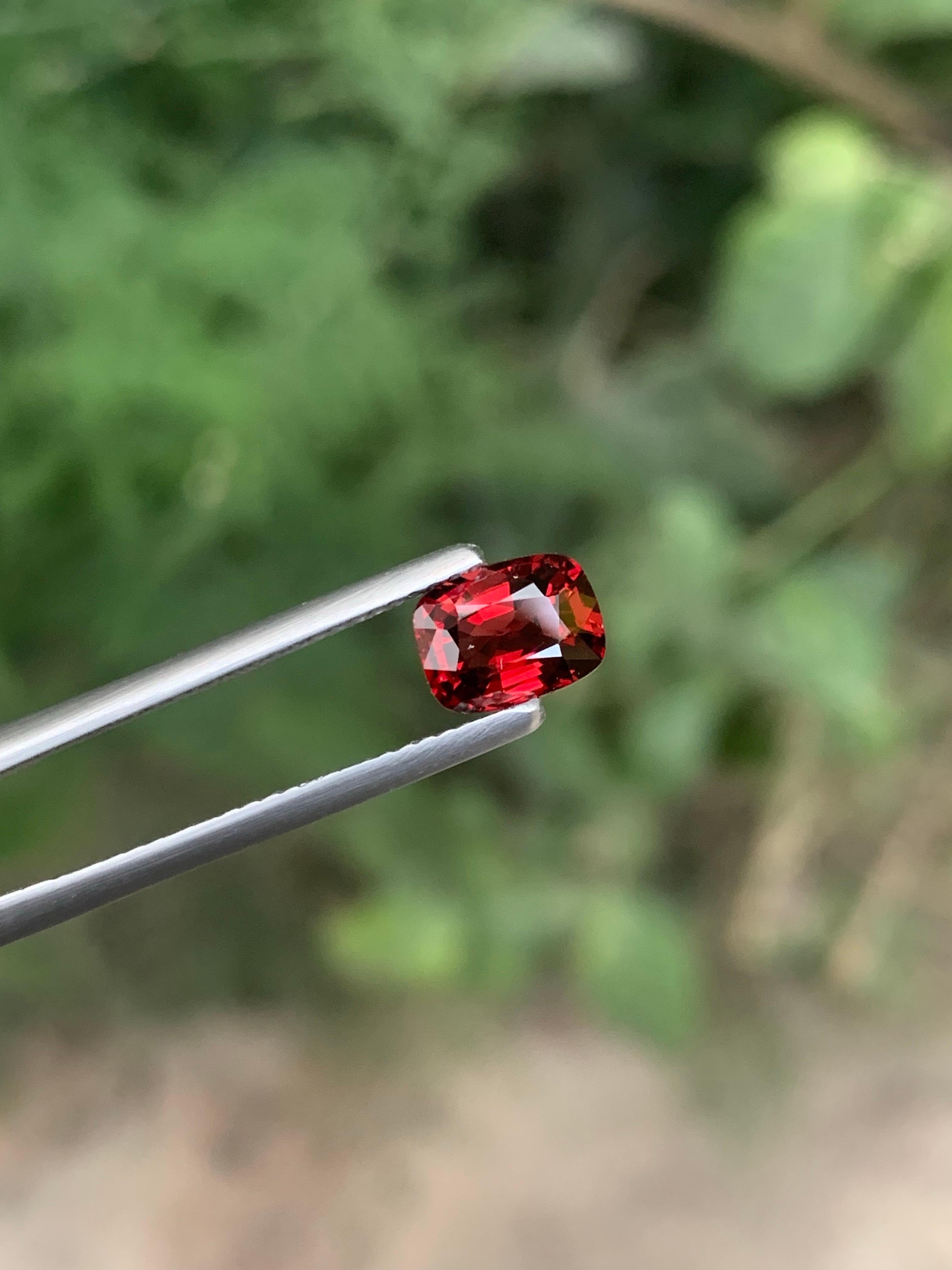 Gemma certificata da 1,29 carati di spinello rosso naturale sfuso con taglio a cuscino In condizioni Nuovo in vendita a Peshawar, PK