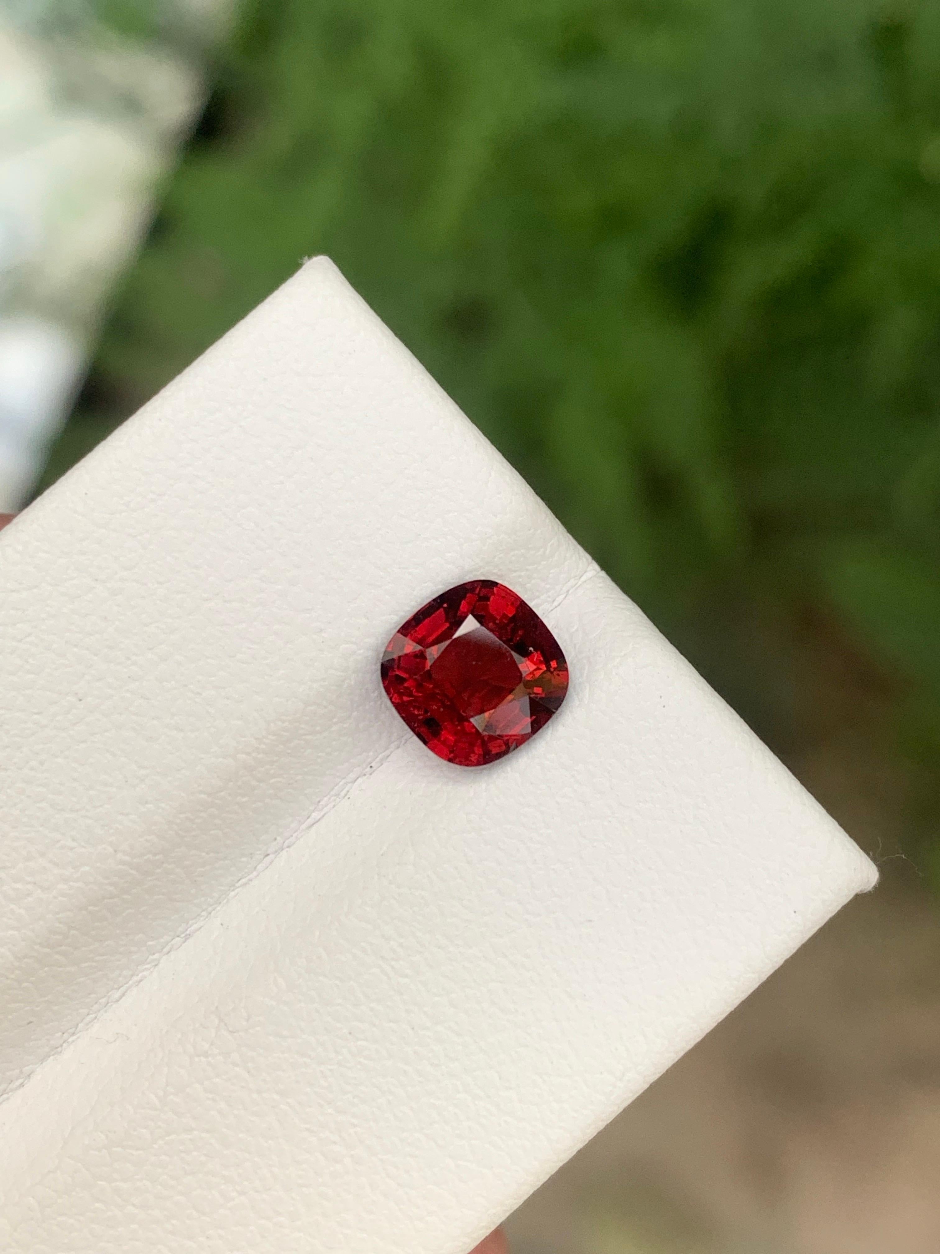 da uomo o donna Gemma certificata da 1,29 carati di spinello rosso naturale sfuso con taglio a cuscino in vendita
