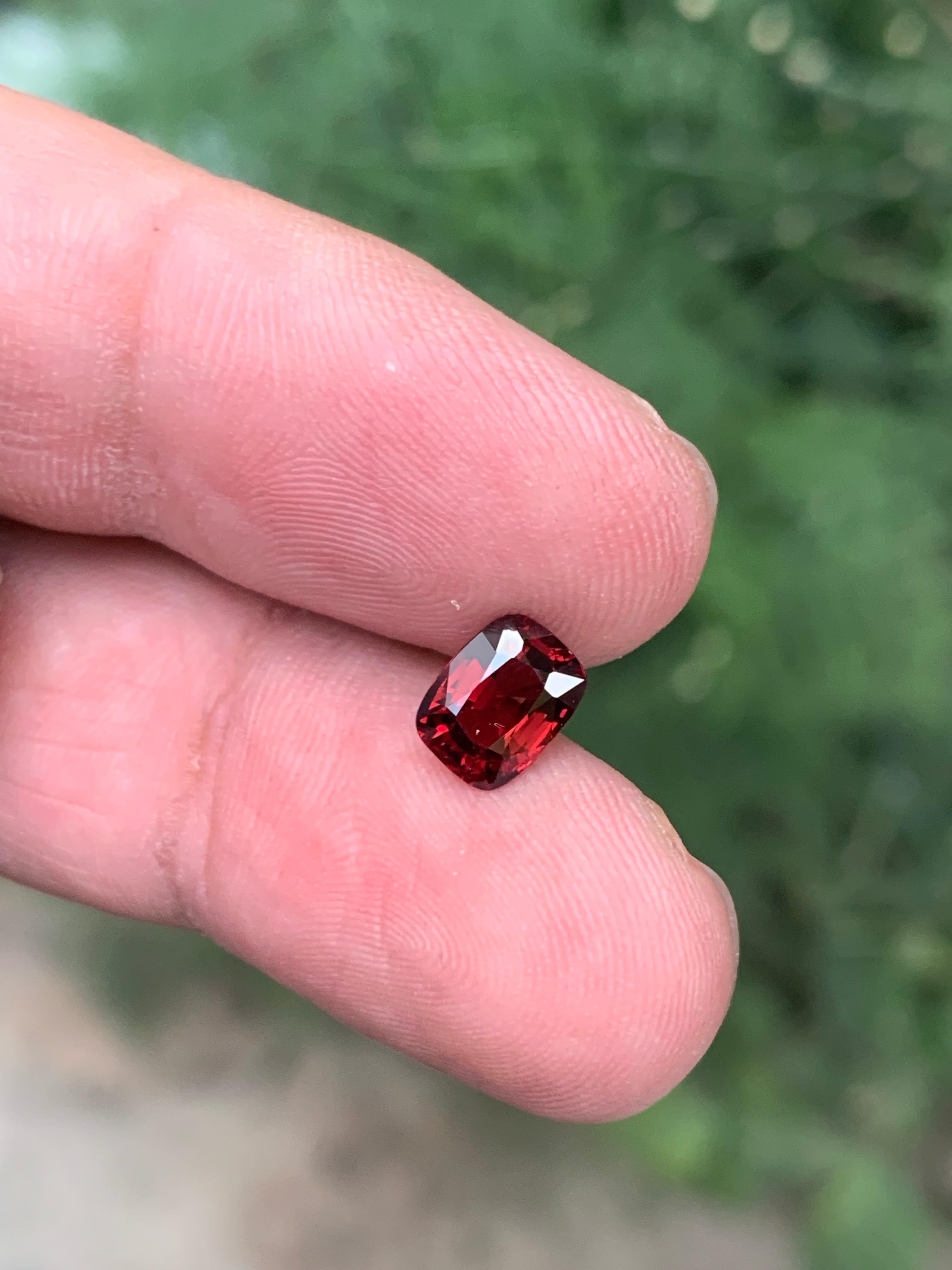 da uomo o donna Gemma certificata da 1,29 carati di spinello rosso naturale sfuso con taglio a cuscino in vendita