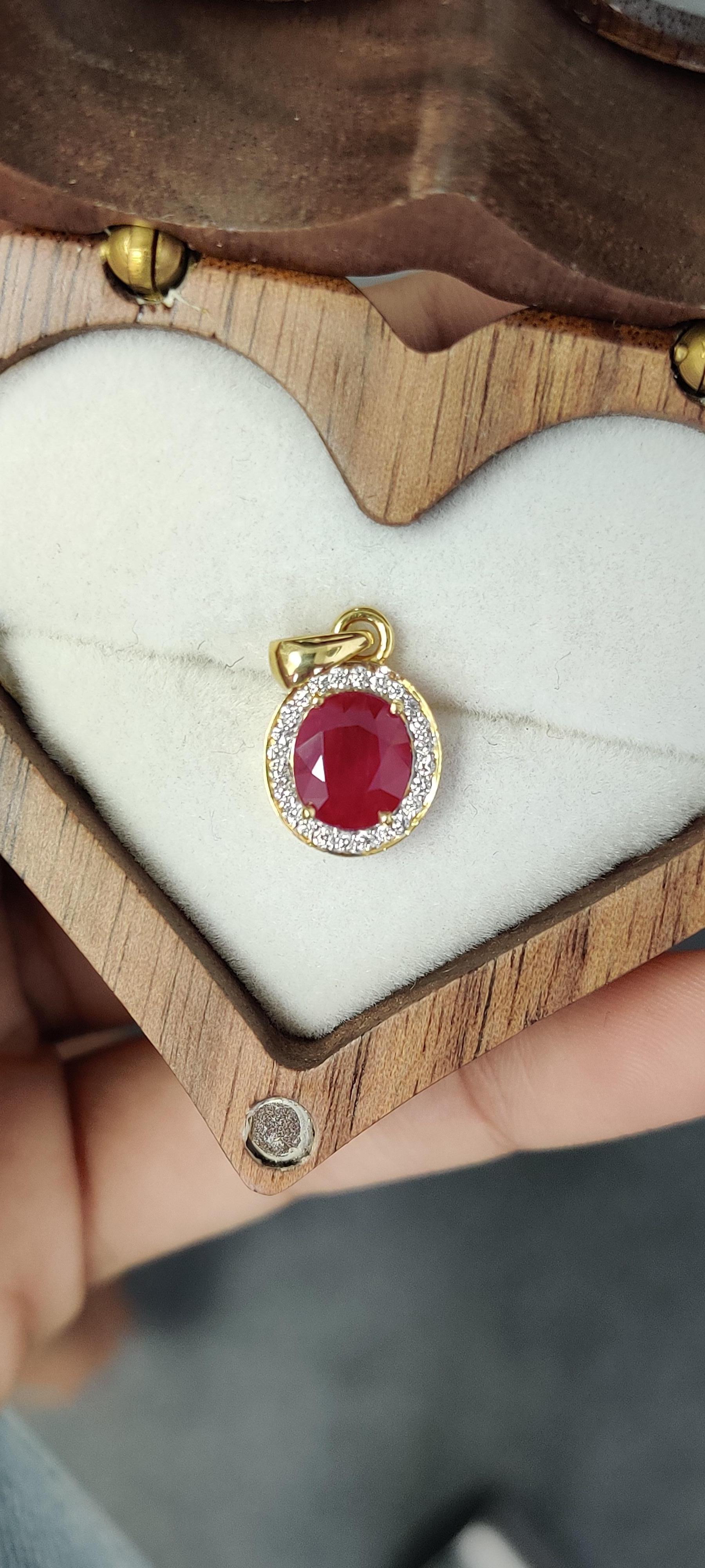 Certified Burma Ruby 1.29 Ct Halo Diamonds Pendant in 18K Gold For Sale 3