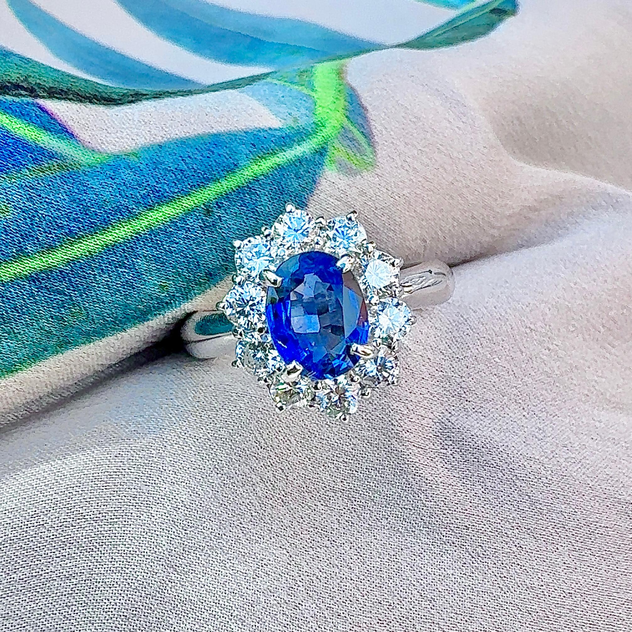 Ein atemberaubender und funkelnder Halo-Ring mit blauem Saphir und Diamanten in einer klassischen und zeitlosen Platinfassung mit Prinzessinnenhalo. 

Spezifikationen: 
Gewicht des Saphirs: 1,35 Karat
Diamanten Gewichte: 0,96 Karat 
Metall-Typ: