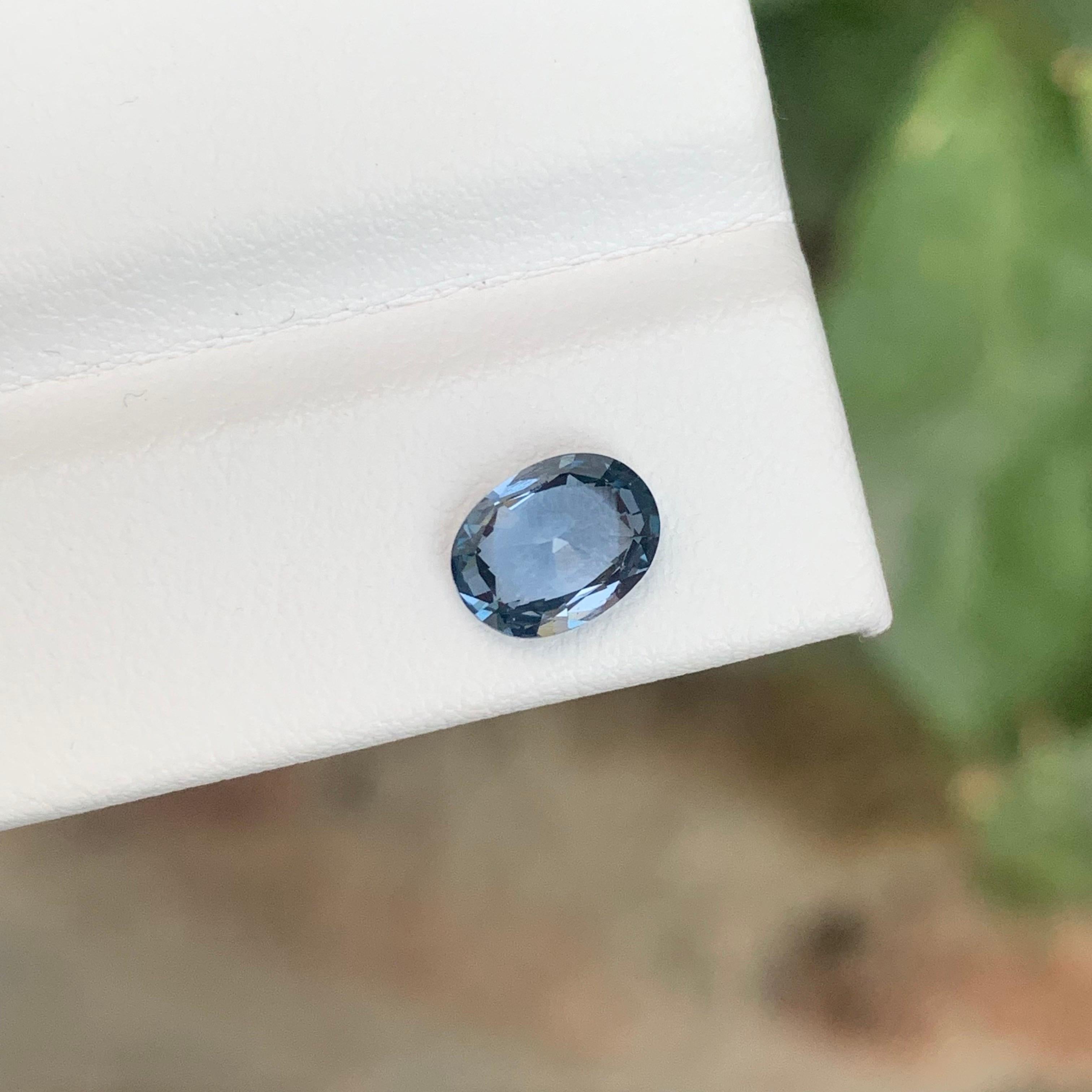 Zertifizierter 1,31 Karat natürlicher loser kobaltblauer Spinell aus Tansania (Ovalschliff) im Angebot