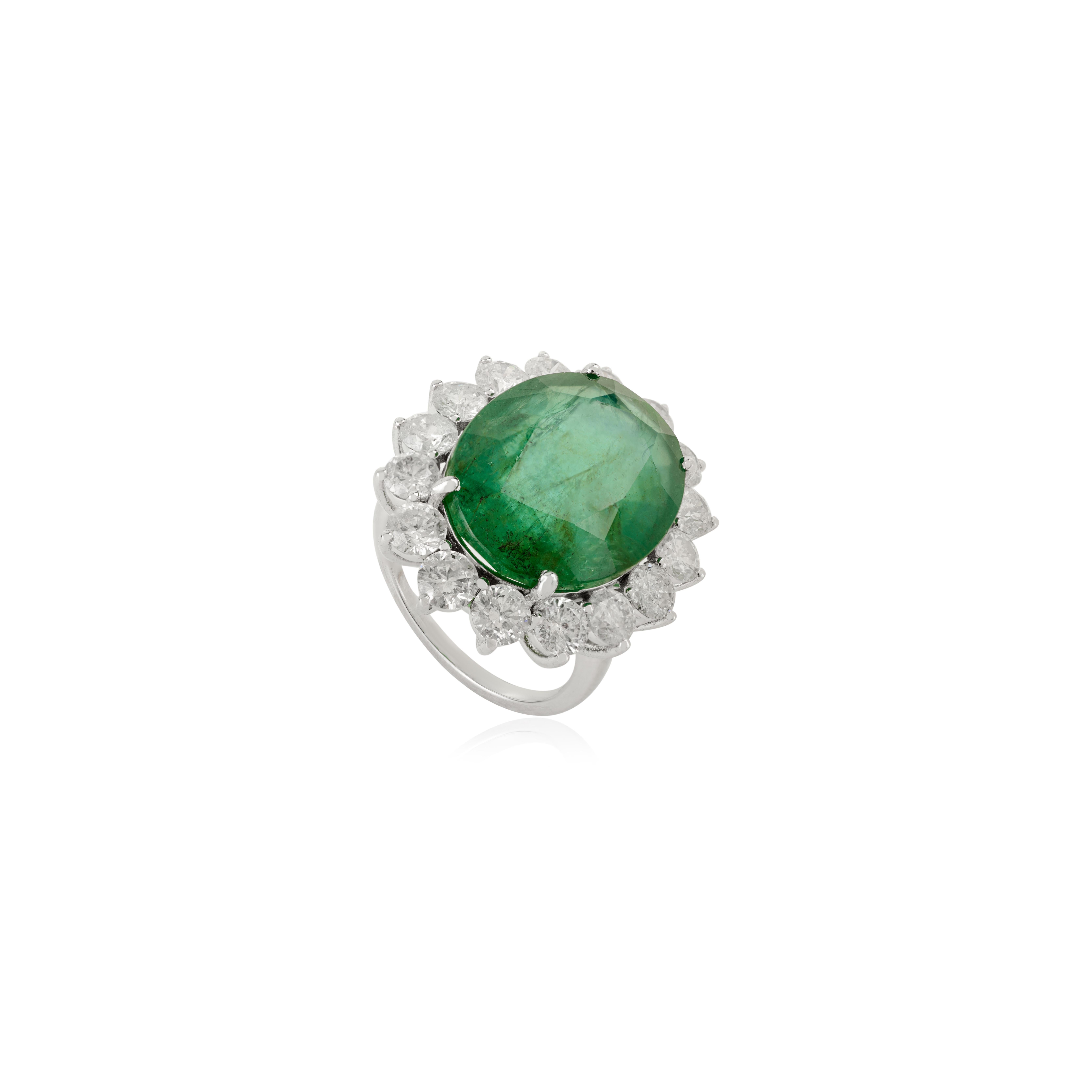 Im Angebot: Zertifizierter 13,17-Karat-Smaragd & 3,39-Karat-Diamant-Halo-Cocktailring in 18K Weißgold () 3