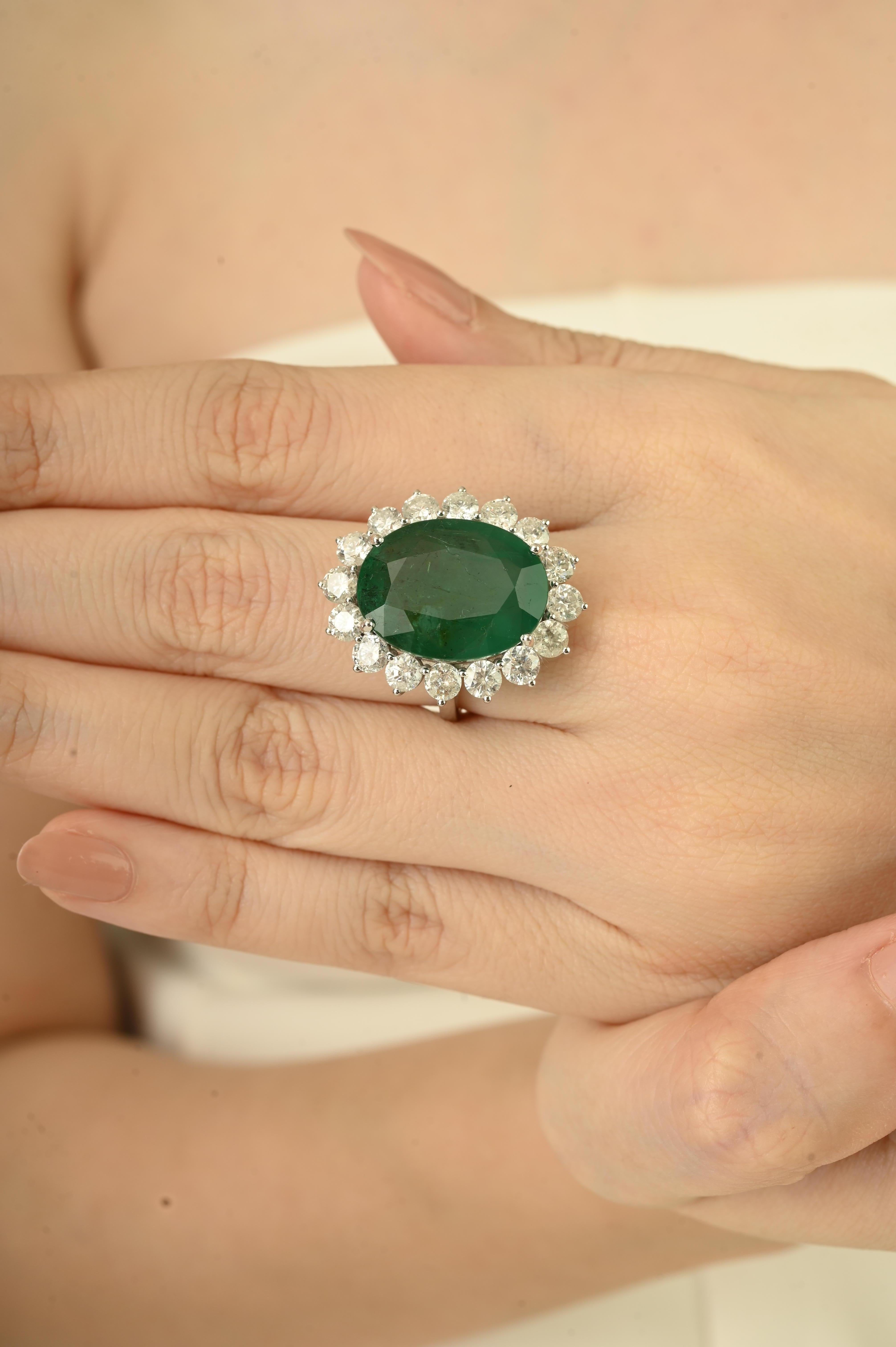 Im Angebot: Zertifizierter 13,17-Karat-Smaragd & 3,39-Karat-Diamant-Halo-Cocktailring in 18K Weißgold () 6