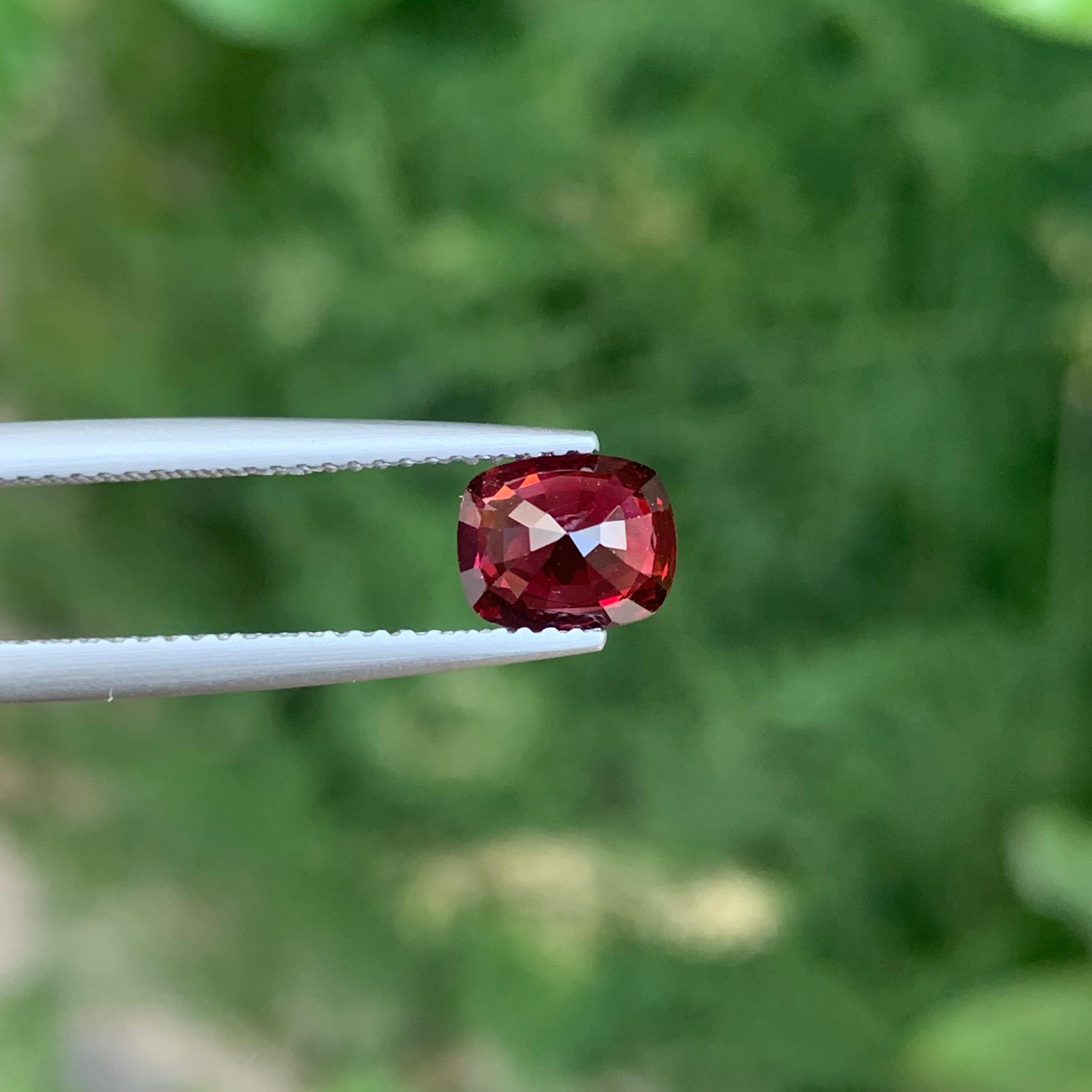 Certified 1.33 Carat Natural Loose Orange Red Spinel Cushion Shape Gemstone In New Condition For Sale In Peshawar, PK