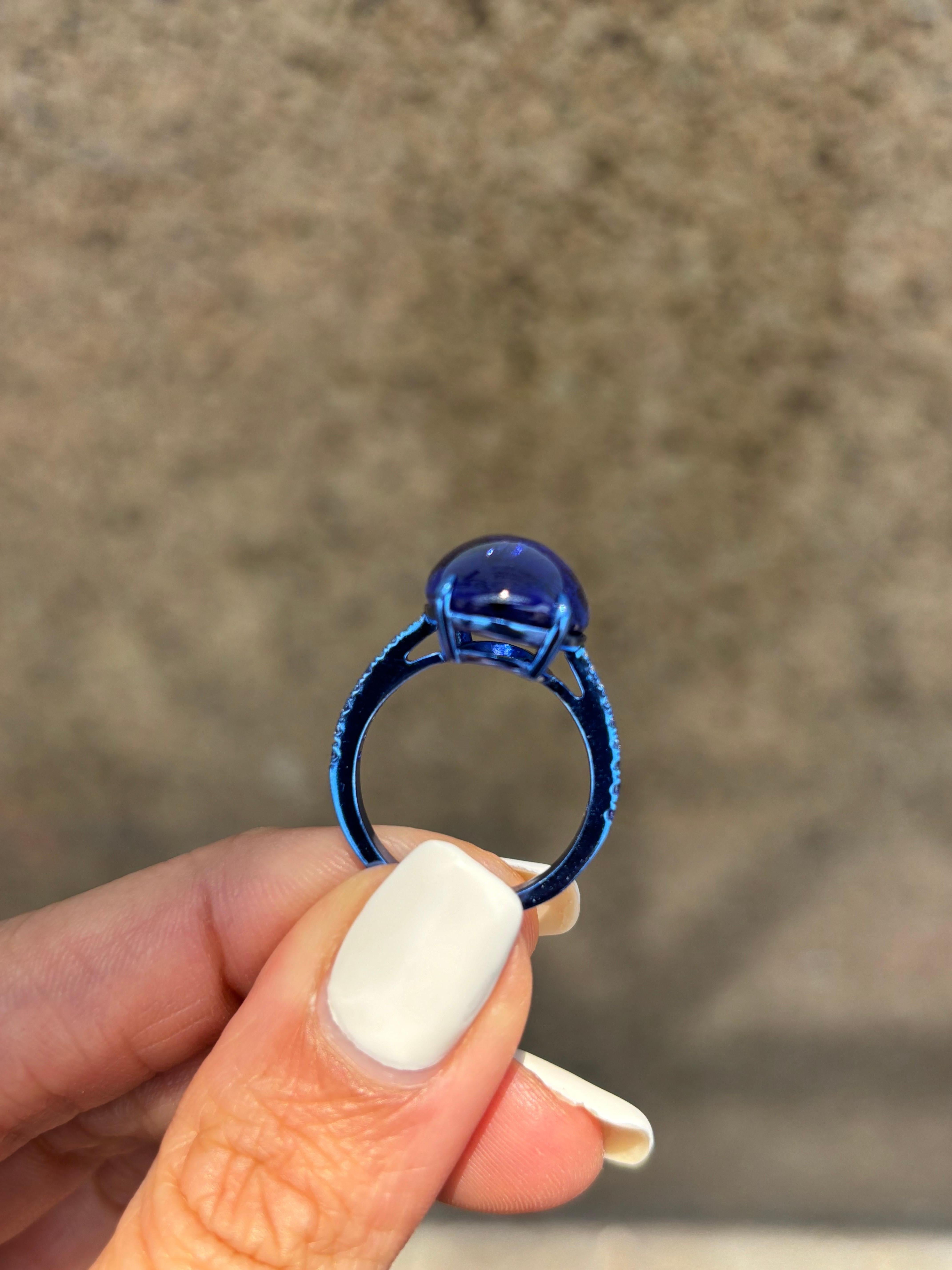 Certified 13.31 Carat Tanzanite Cabochon and Diamond 18K Gold Cocktail Ring In New Condition In Bangkok, Thailand