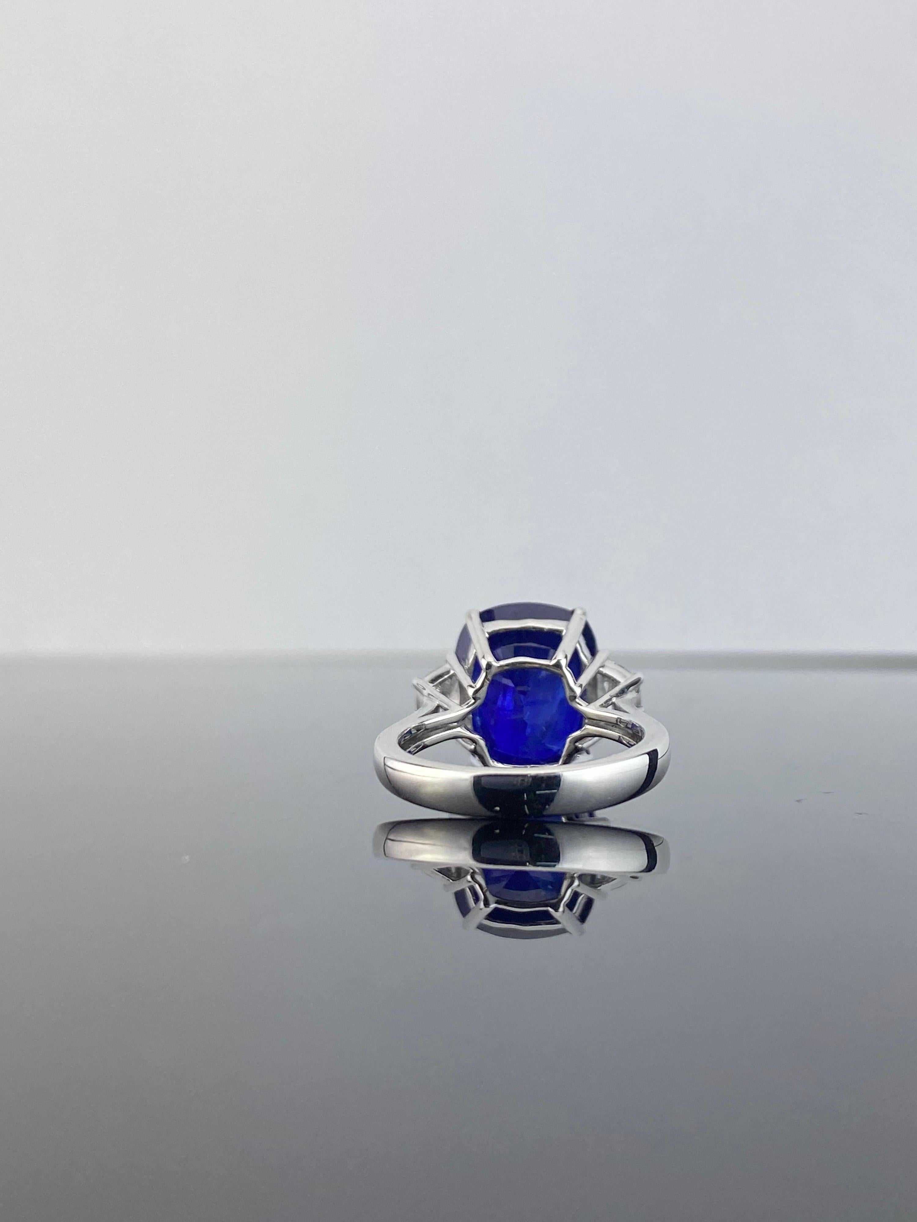 Anillo de compromiso certificado de tres piedras con zafiro y diamantes de 13,35 quilates en Nuevo Estado en Bangkok, Thailand