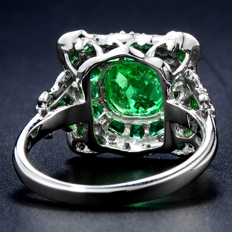 Certified 1.34 Carat Natural Emerald Diamond Cocktail Ring In New Condition In Bangkok, TH