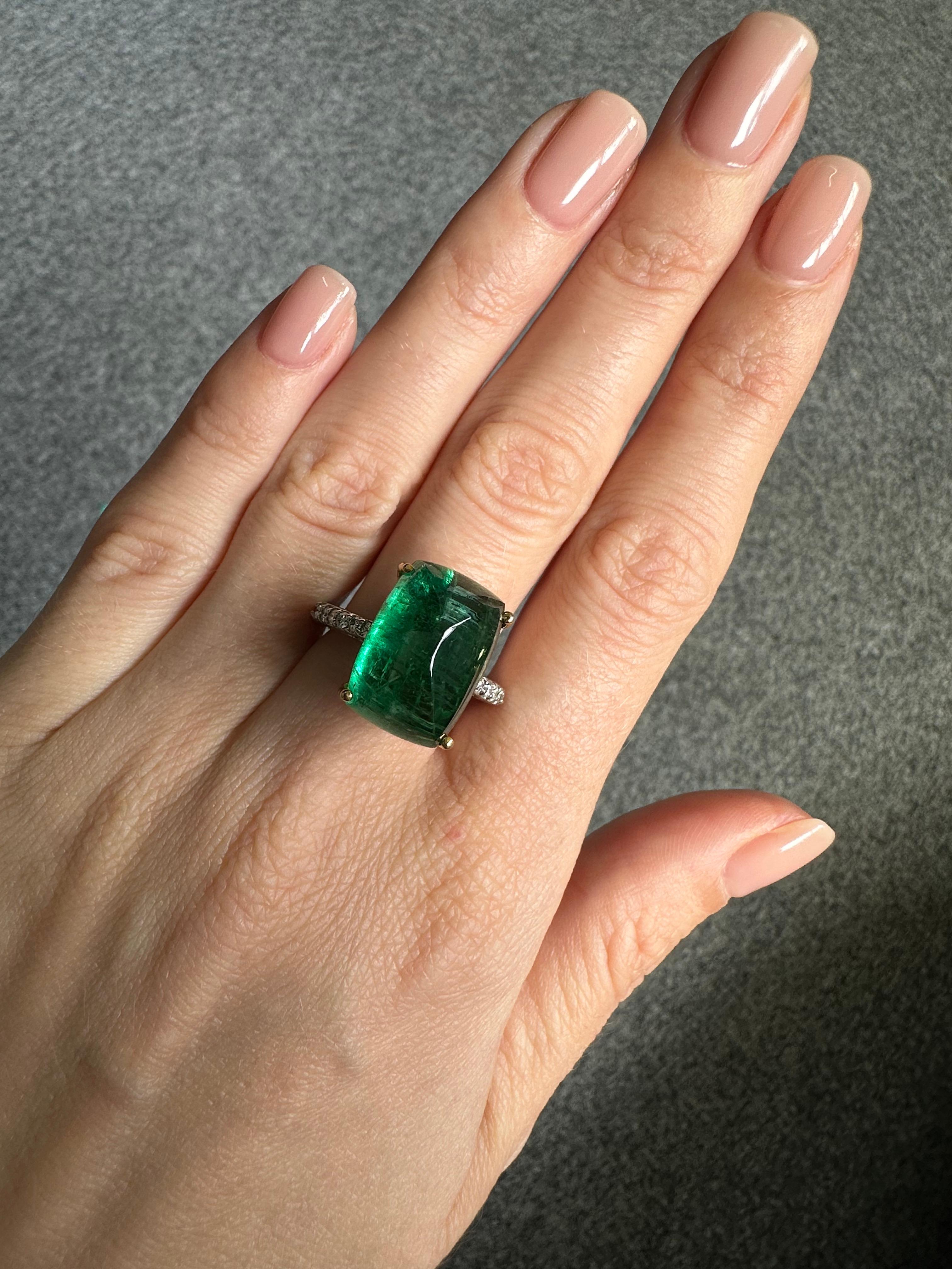 Modern Certified 13.40 Carat Sugarloaf Emerald and Diamond 18K Cocktail Ring For Sale