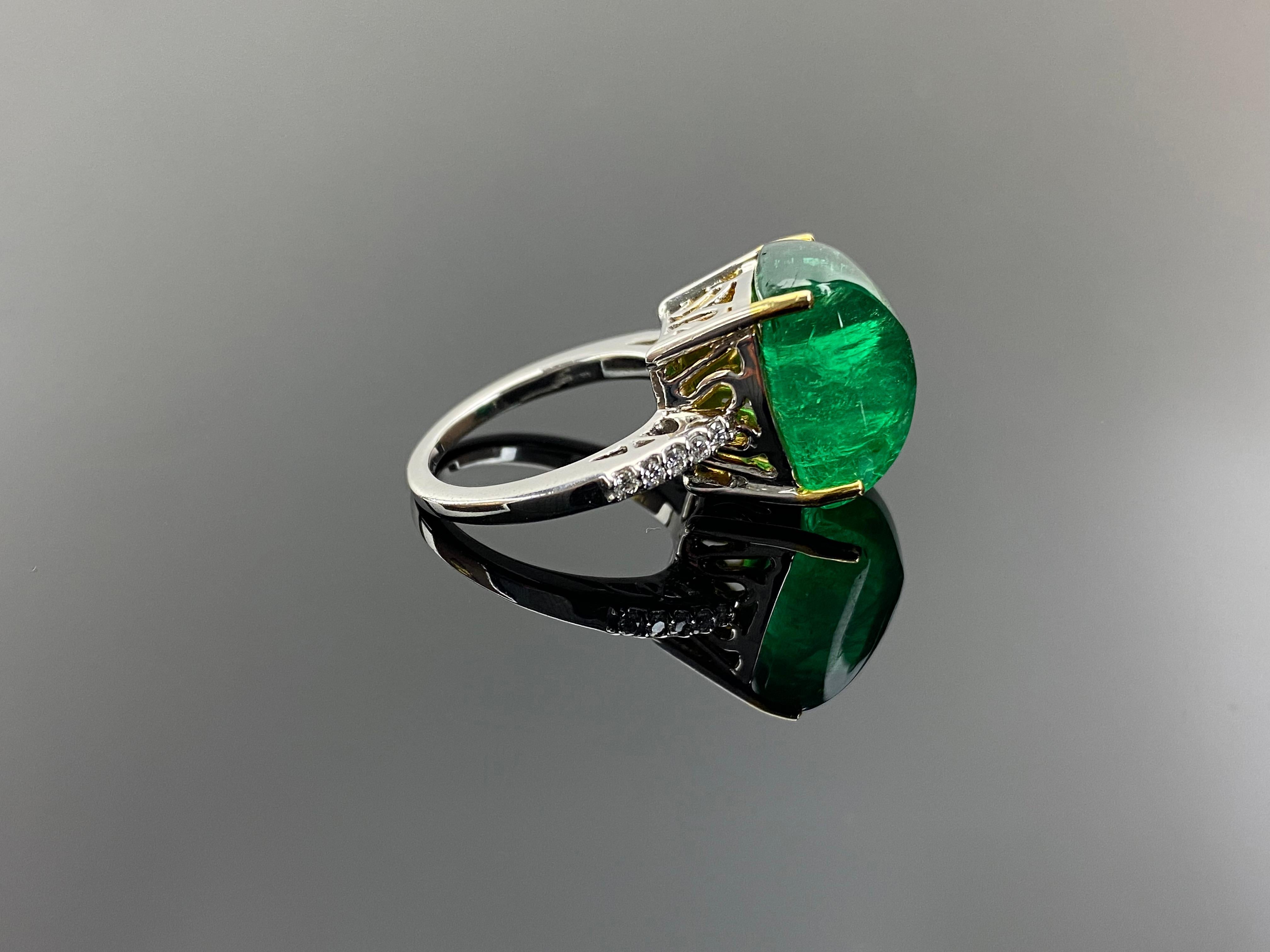 Certified 13.40 Carat Sugarloaf Emerald and Diamond 18K Cocktail Ring In New Condition For Sale In Bangkok, Thailand