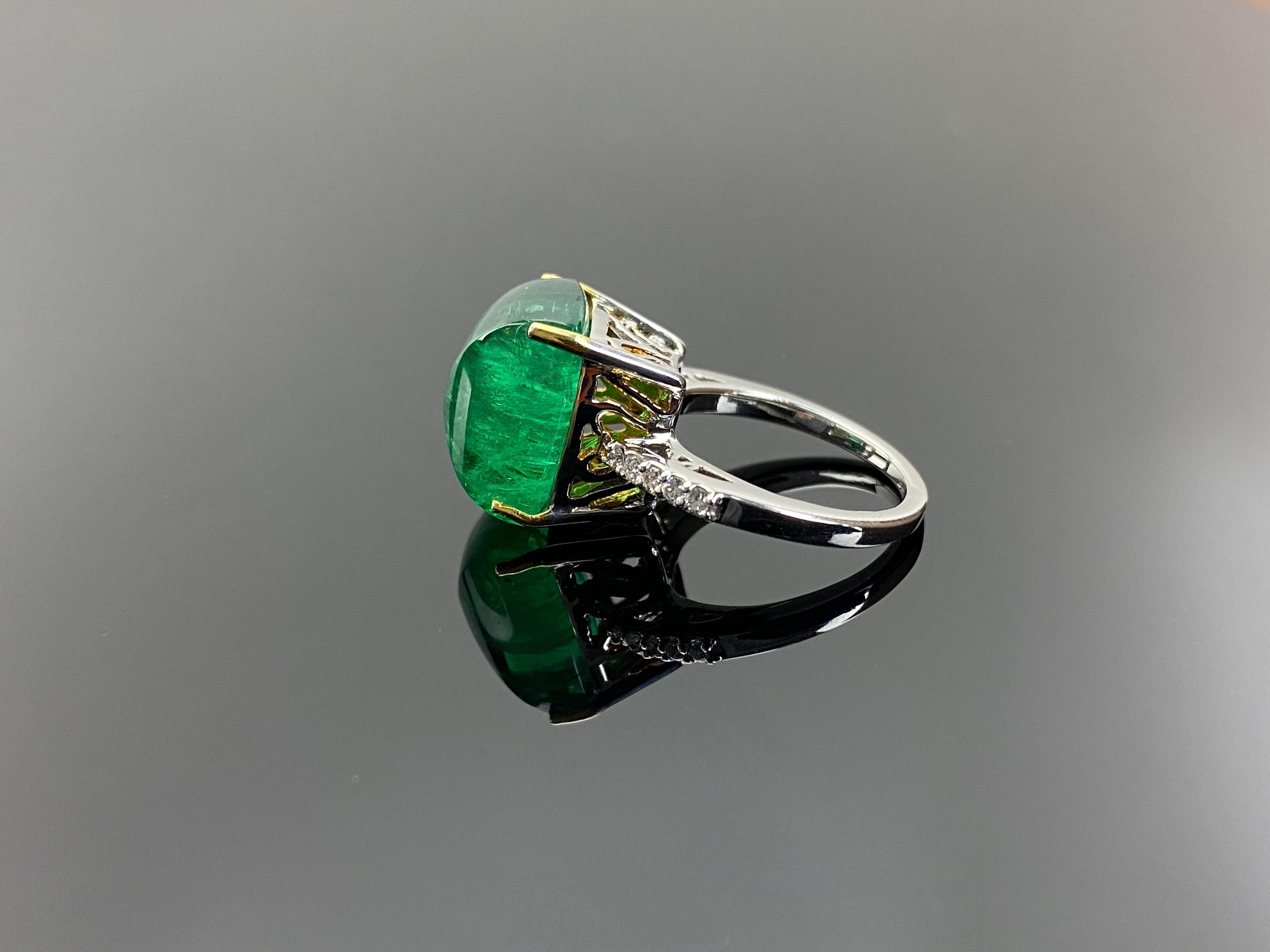 Women's or Men's Certified 13.40 Carat Sugarloaf Emerald and Diamond 18K Cocktail Ring For Sale