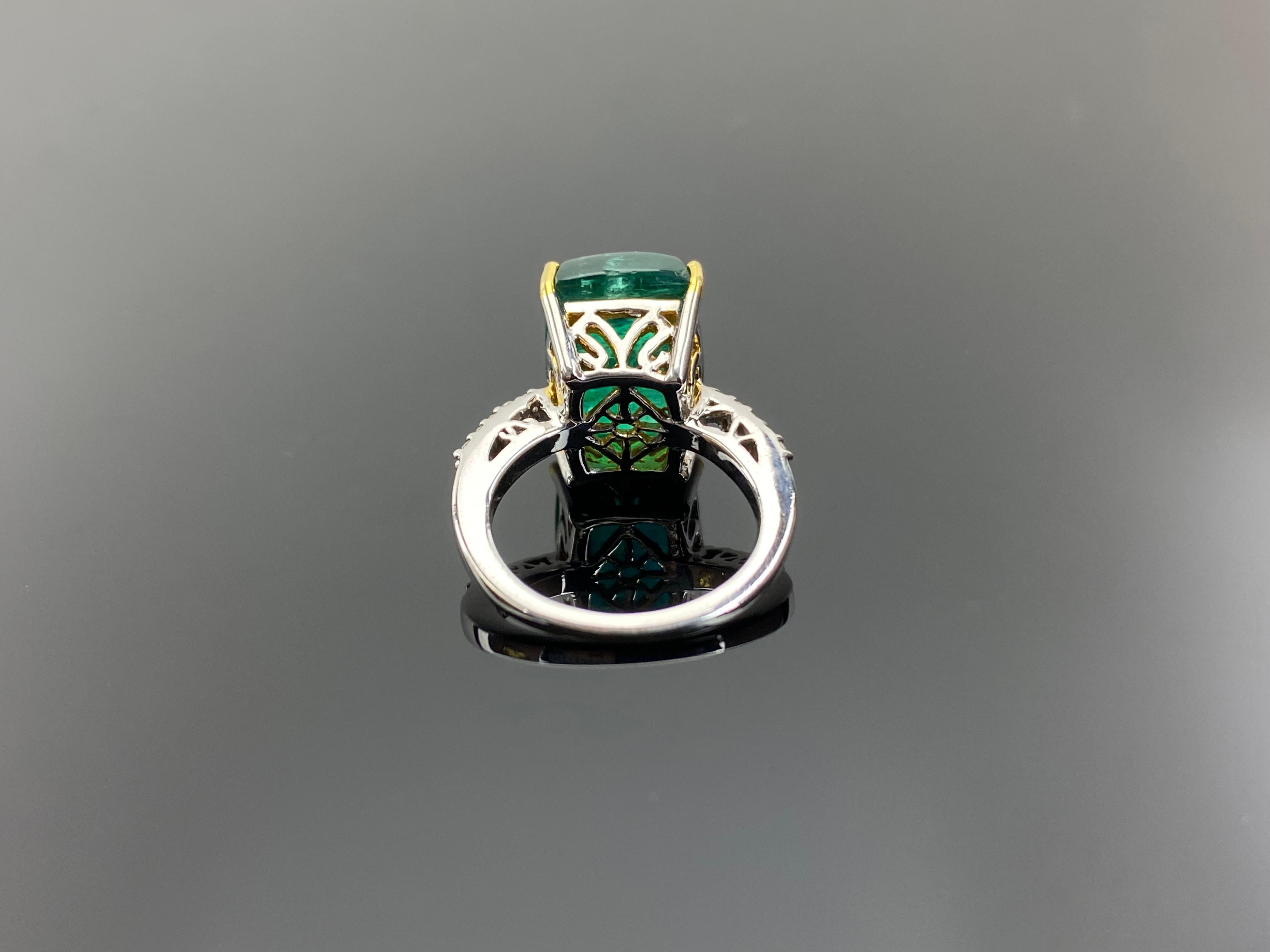 Certified 13.40 Carat Sugarloaf Emerald and Diamond 18K Cocktail Ring For Sale 1