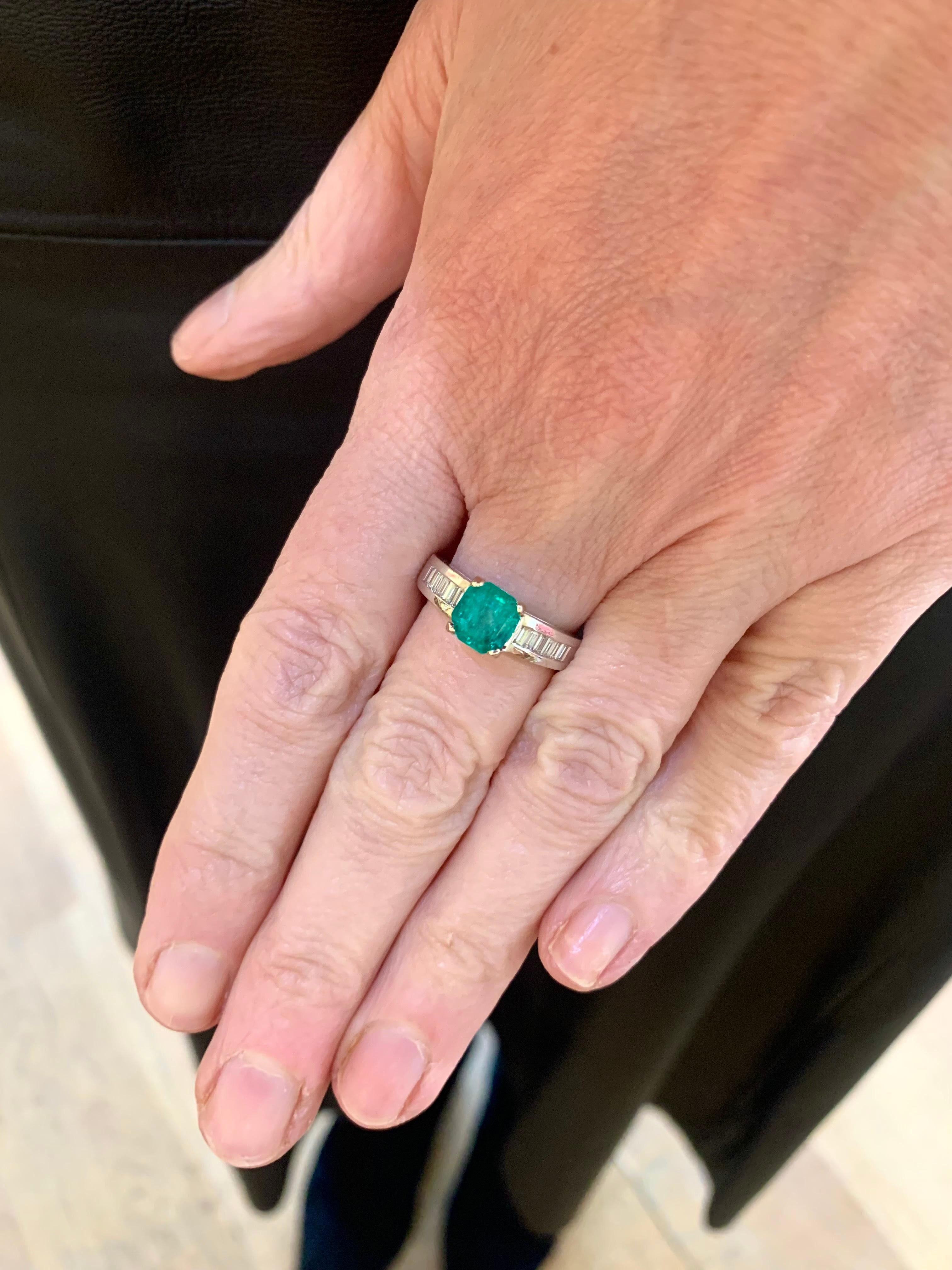 Modern Certified 1.35 Carats Colombian Emerald Diamonds 18 Carats White Gold Ring For Sale