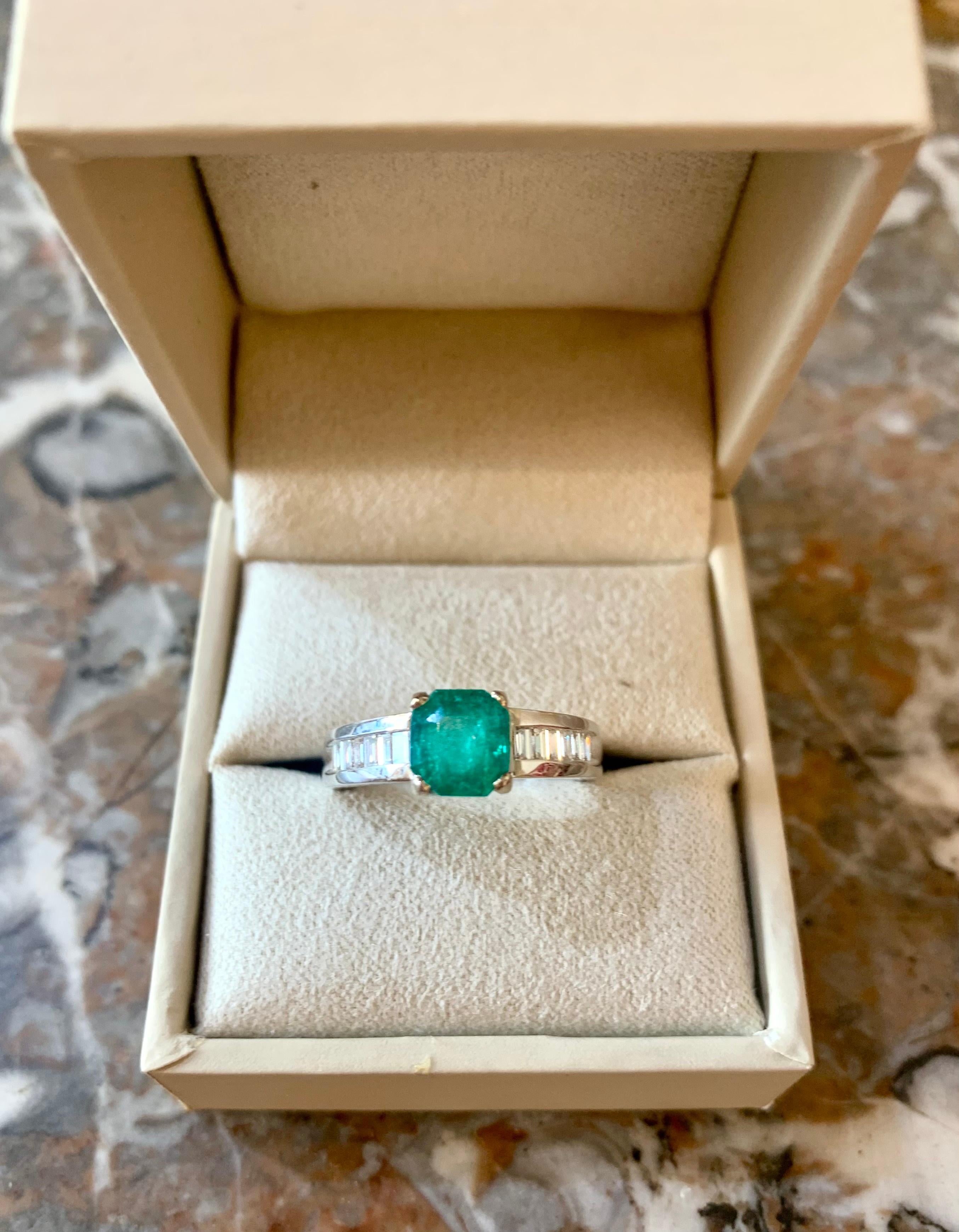 Certified 1.35 Carats Colombian Emerald Diamonds 18 Carats White Gold Ring In New Condition For Sale In Paris, FR
