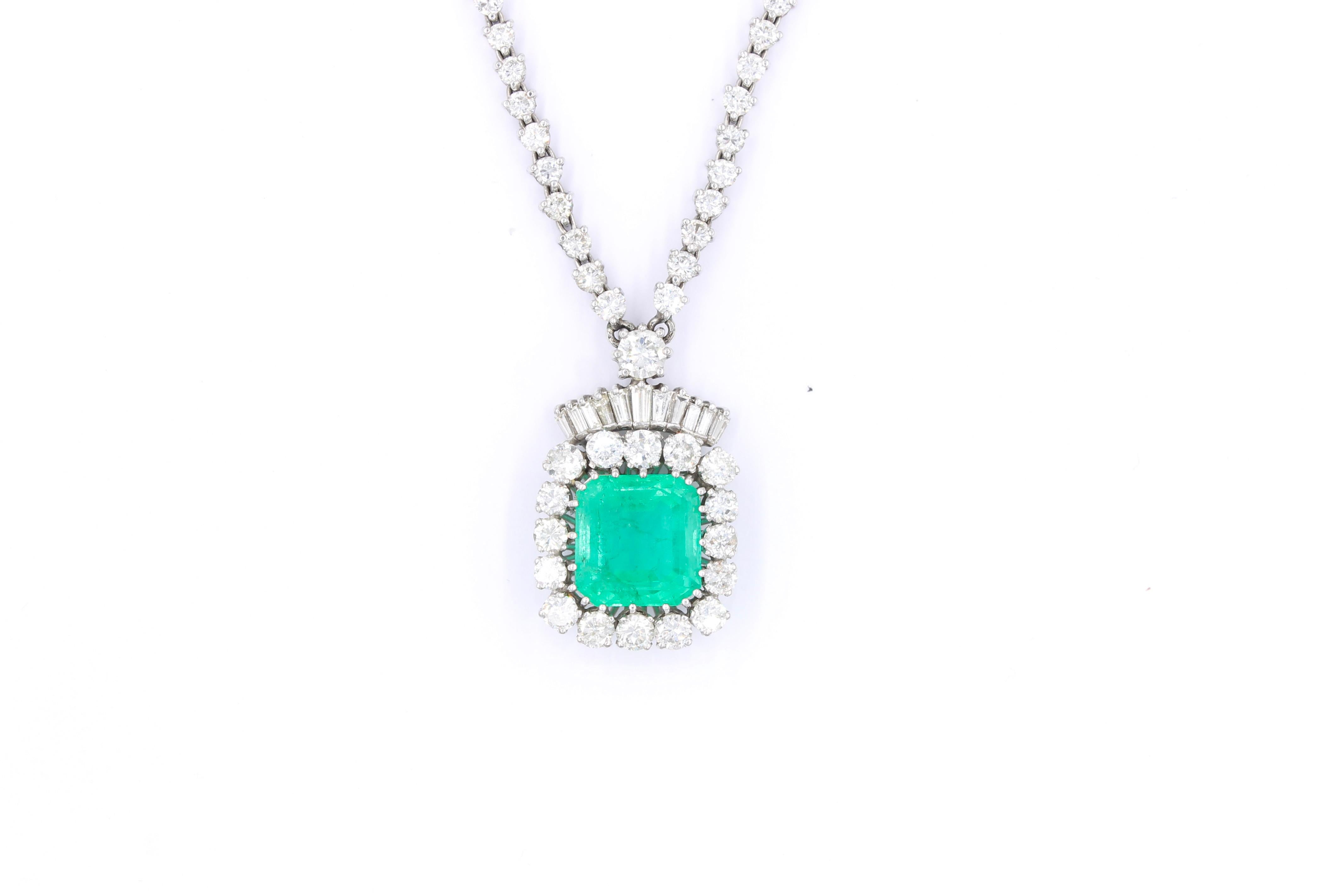 Importante collana vintage di smeraldi e diamanti del 1970/1980 circa. 

Smeraldo colombiano di circa 13,50 carati, 
16 diamanti a taglio brillante per un totale di circa 3,70 Carati, 11 diamanti a forma di foglia e baguette per un totale di circa
