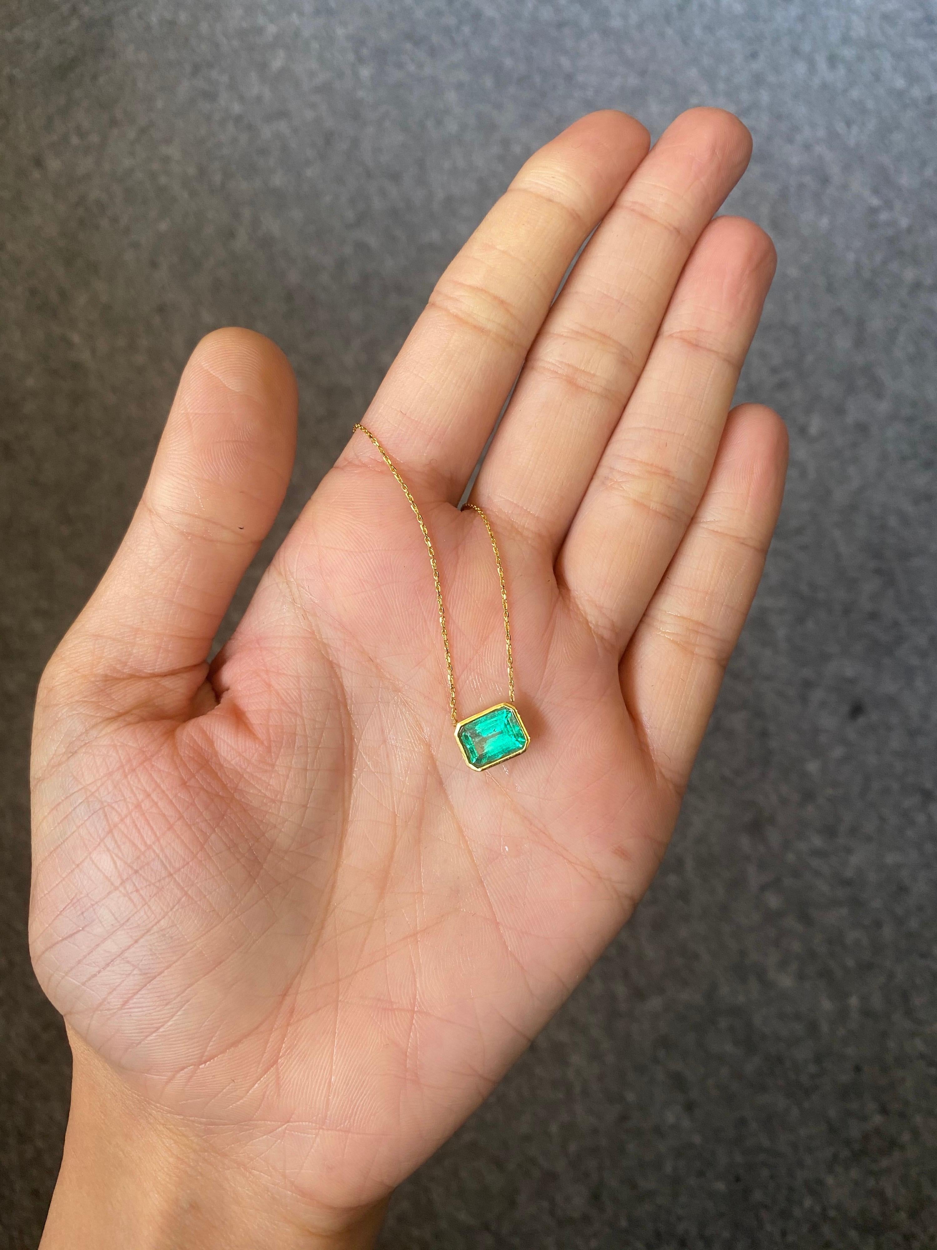 A stunning vivid green 1.37 carat emerald cut Colombian Emerald, set in solid 18K Yellow Gold. The Emerald has a beautiful greenish-yellow color to it, with great luster and shine and it is absolutely transparent. The chain is currently 16 inches