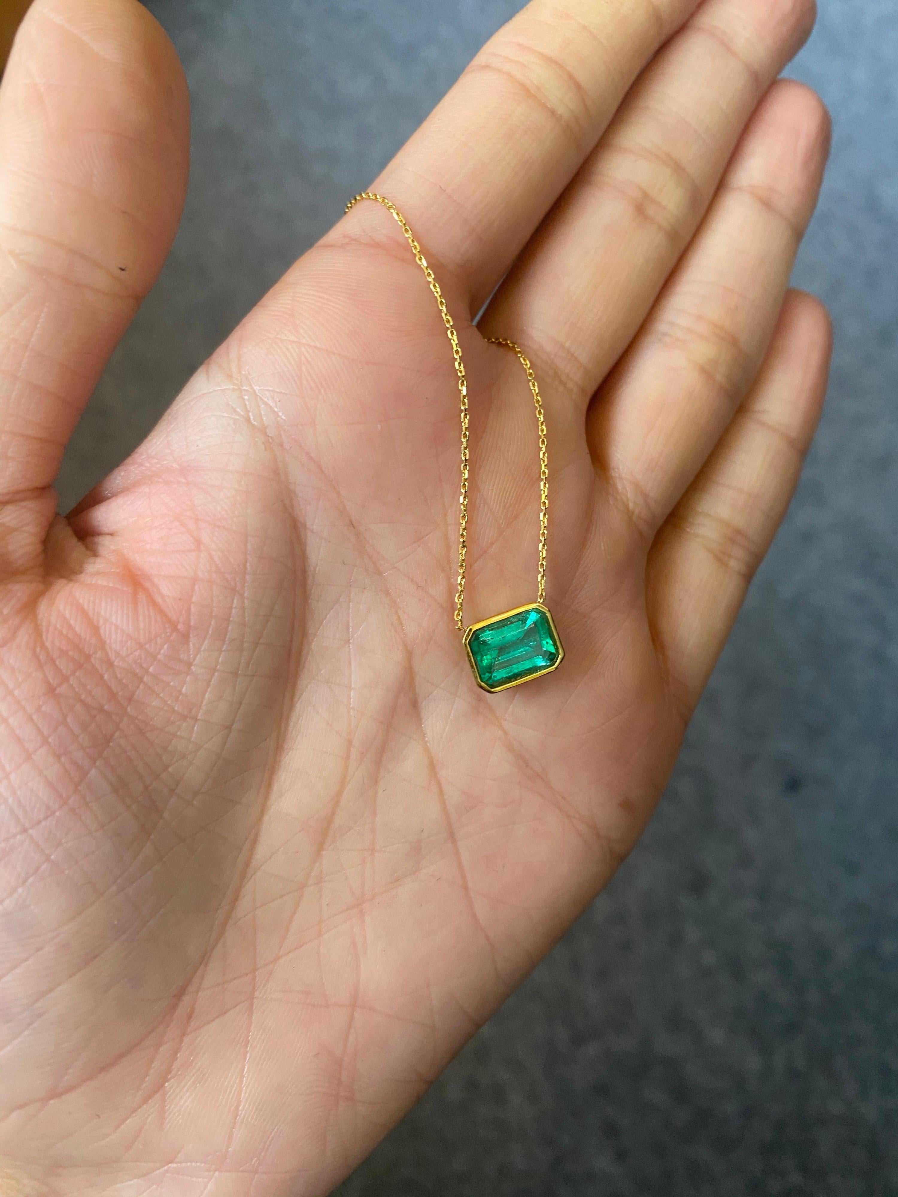 Modern Certified 1.37 Carat Emerald Cut Colombian Emerald Pendant Chain Necklace