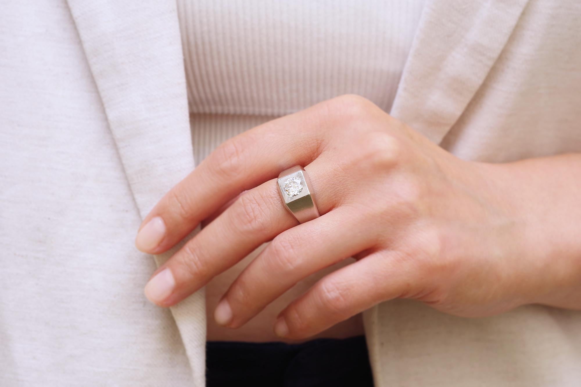 Precioso anillo Art Decó de platino macizo con un diamante talla antigua de 1,39 quilates. Presenta líneas geométricas típicas de la época y un diseño agradable y moderno. Tiene un peso importante.

Anillo francés, hacia 1920. Sello de cabeza de
