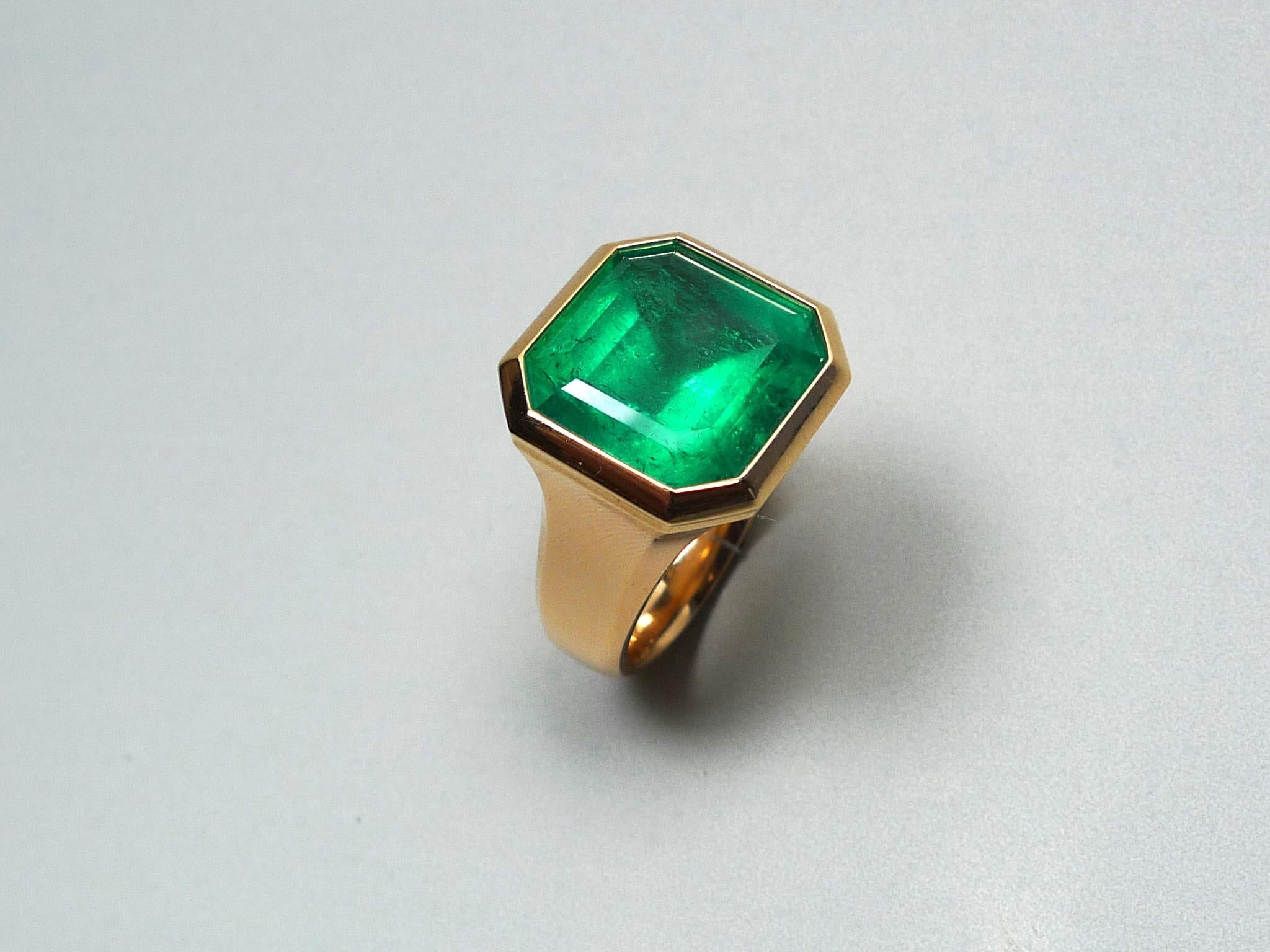 CLASSIC GIFT is my name. Elegant classical Colombian emerald ring, handcrafted in solid 18 karat rose gold. Showcasing a high class quality natural Colombian emerald, with no treatments, except 
