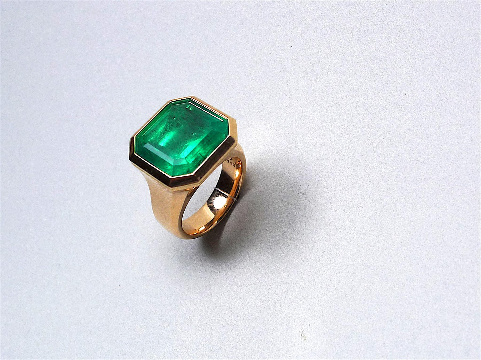 Modern Certified 13.97 Carat Natural Colombian Emerald Rose Gold Ring